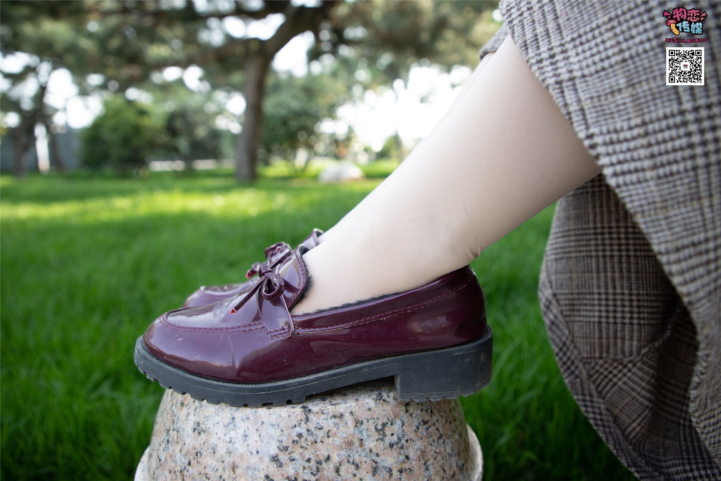 物恋传媒 No.015 书香气质女生，肉丝搭配白棉袜