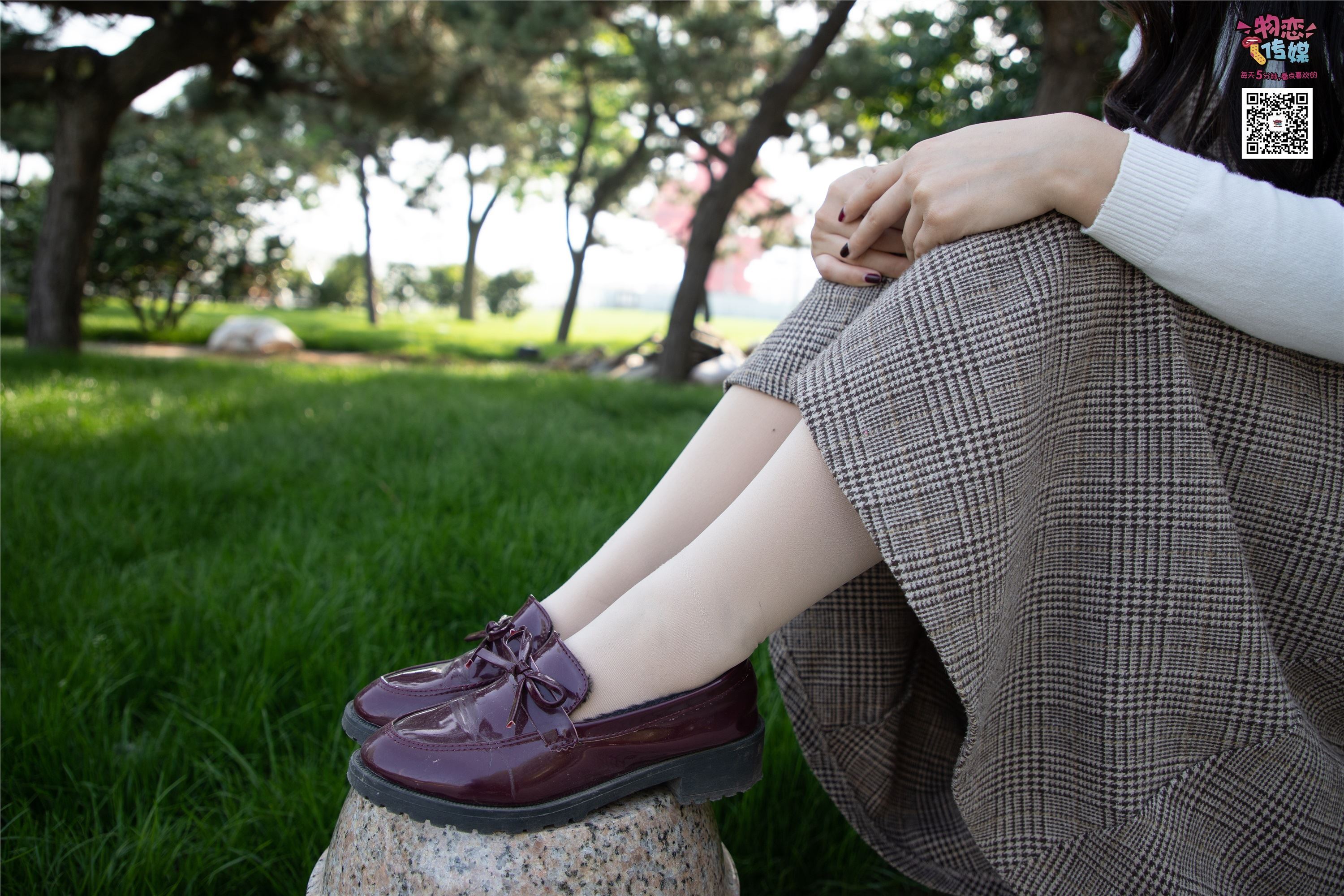 物恋传媒 No.015 书香气质女生，肉丝搭配白棉袜