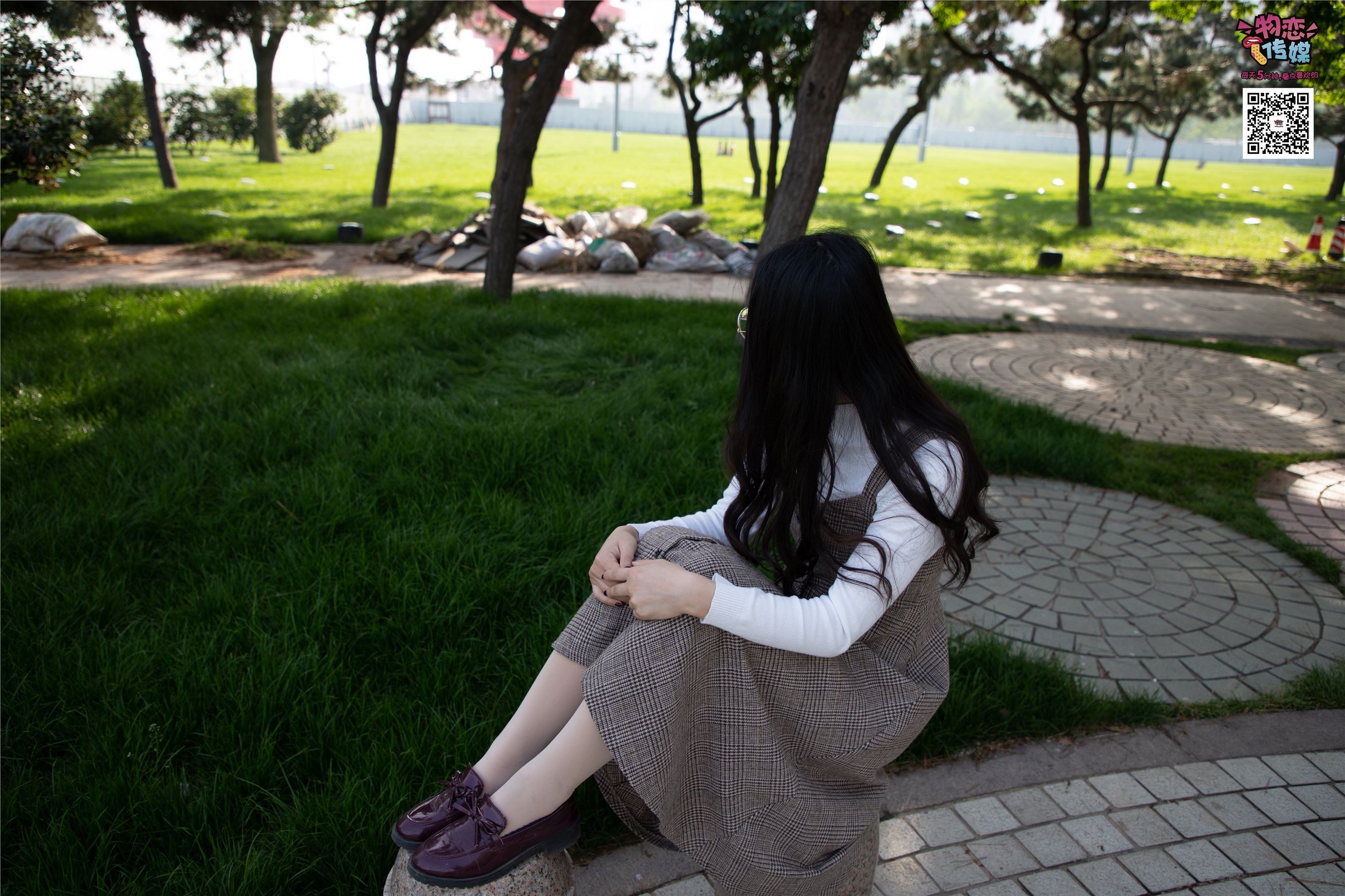 物恋传媒 No.015 书香气质女生，肉丝搭配白棉袜