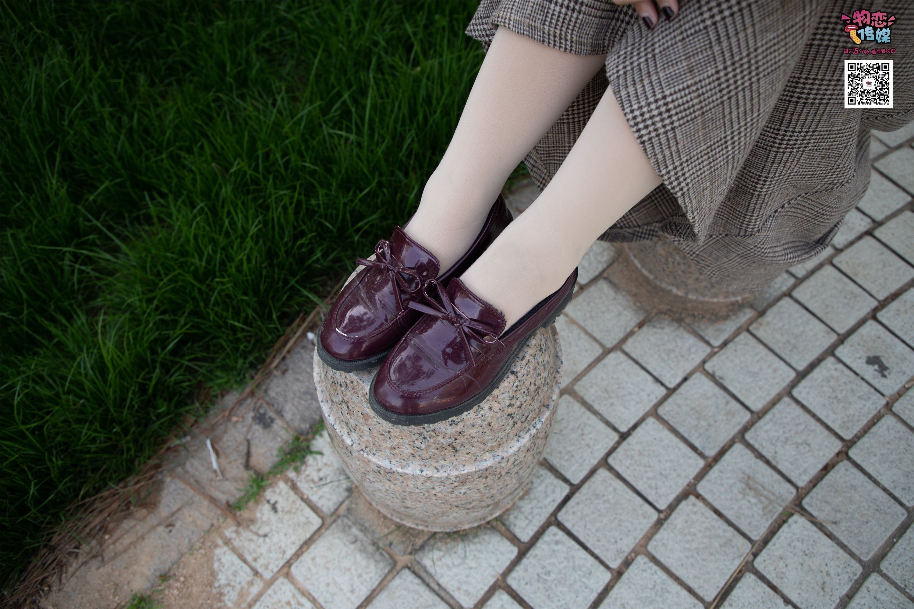 物恋传媒 No.015 书香气质女生，肉丝搭配白棉袜