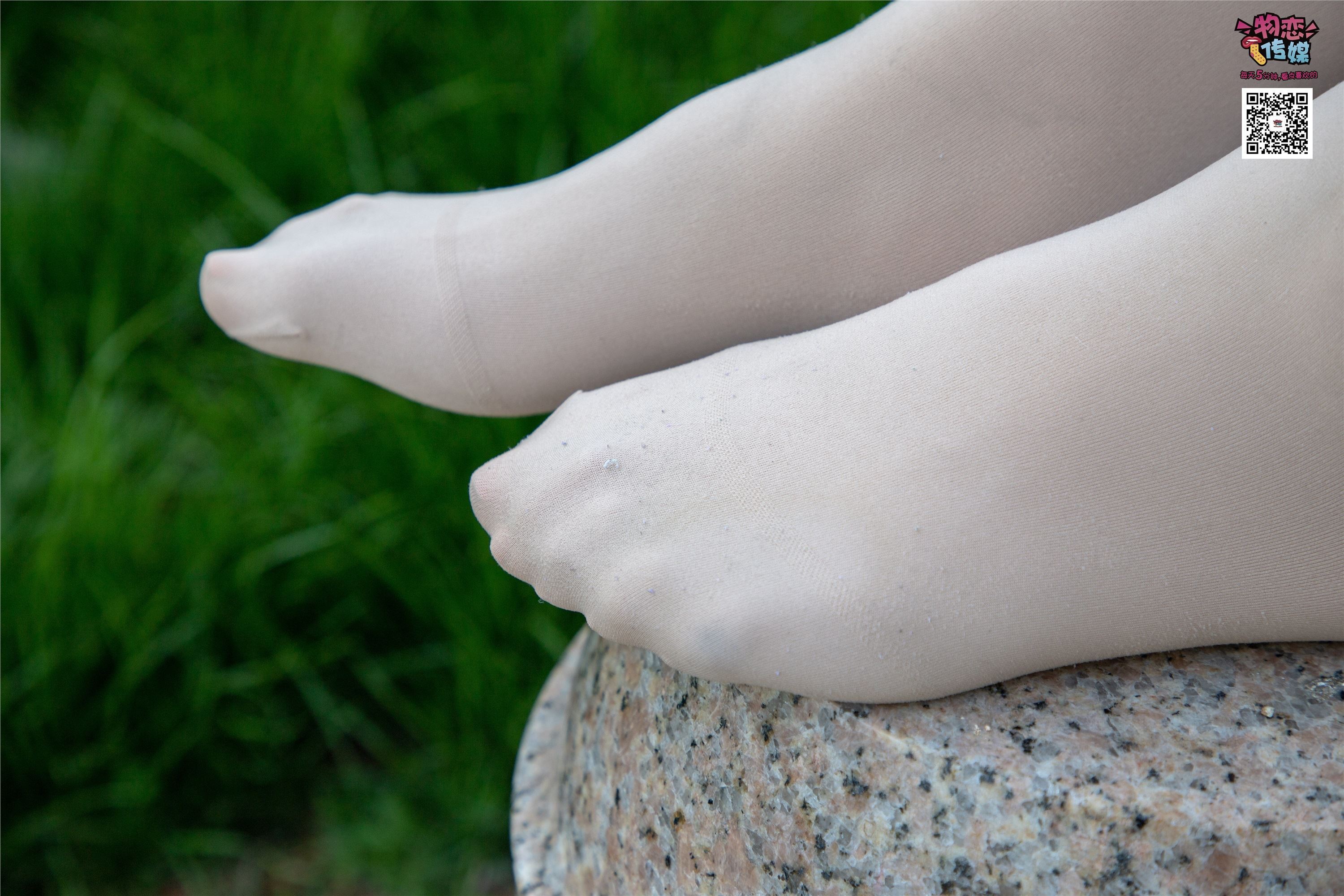 物恋传媒 No.015 书香气质女生，肉丝搭配白棉袜