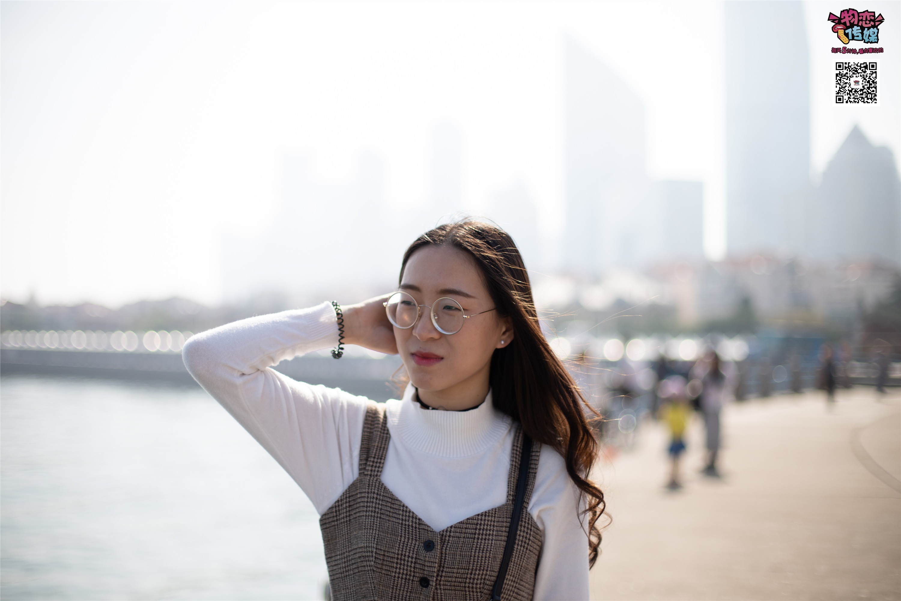 物恋传媒 No.015 书香气质女生，肉丝搭配白棉袜