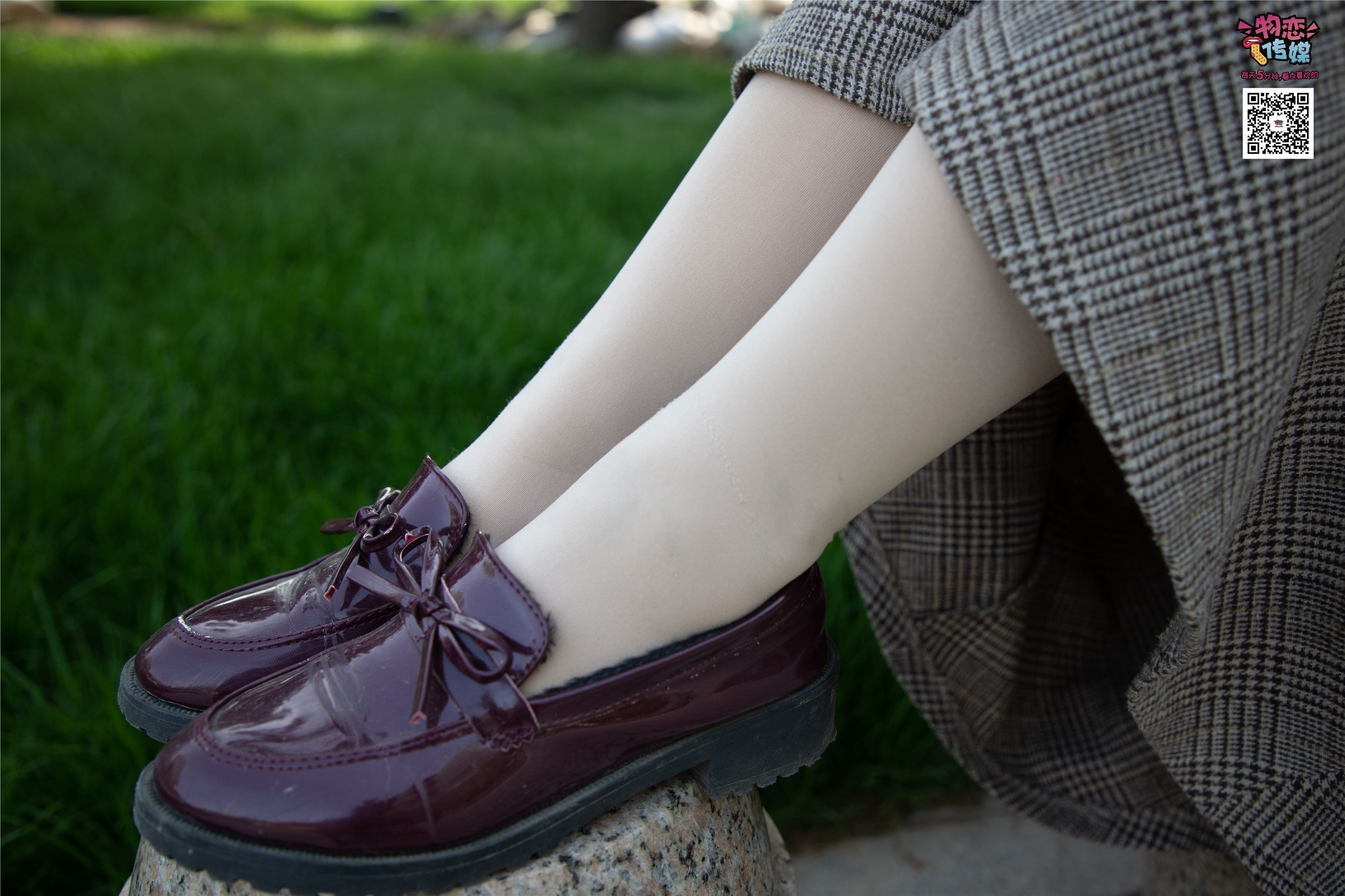 物恋传媒 No.015 书香气质女生，肉丝搭配白棉袜