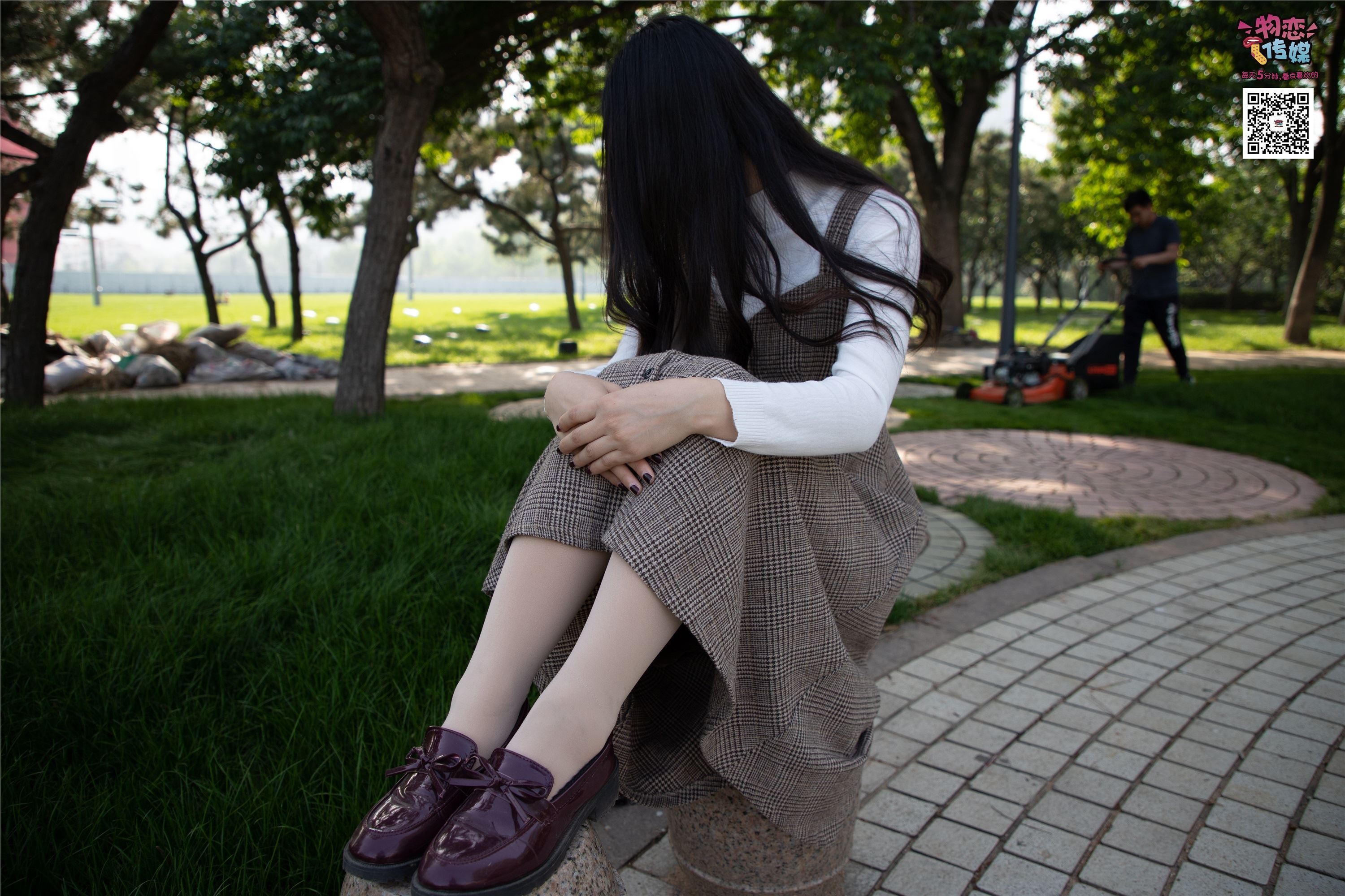 物恋传媒 No.015 书香气质女生，肉丝搭配白棉袜