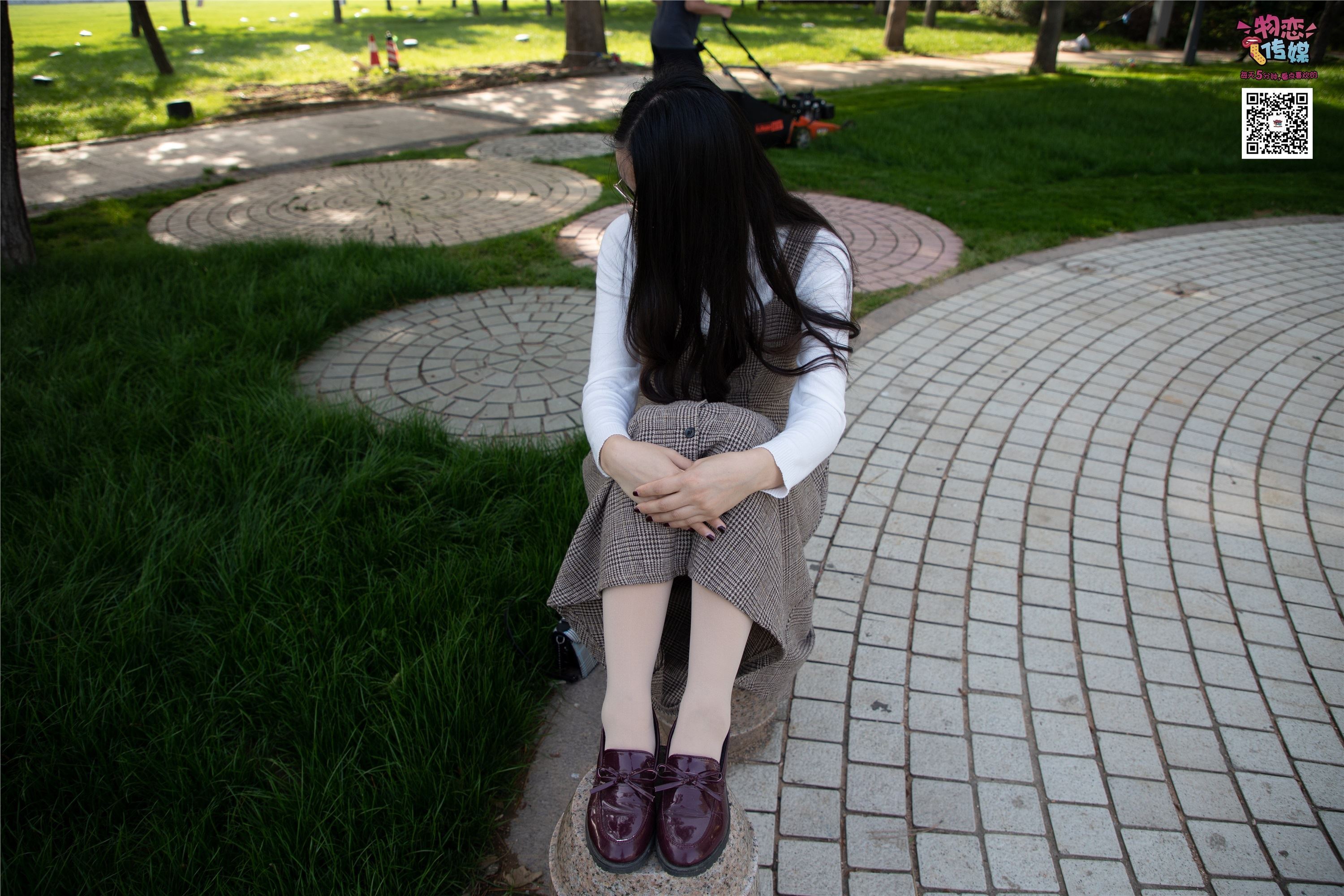 物恋传媒 No.015 书香气质女生，肉丝搭配白棉袜