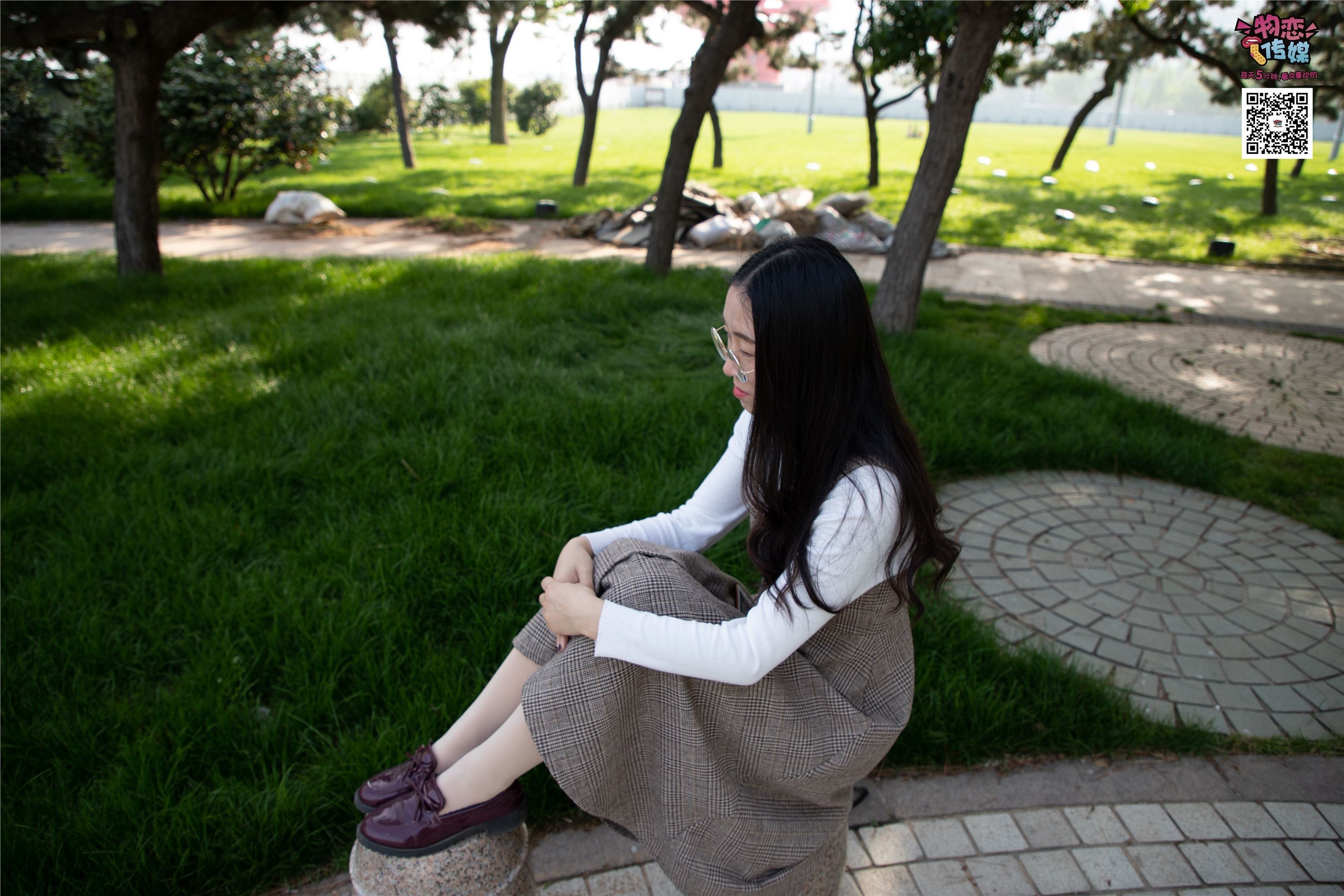 物恋传媒 No.015 书香气质女生，肉丝搭配白棉袜