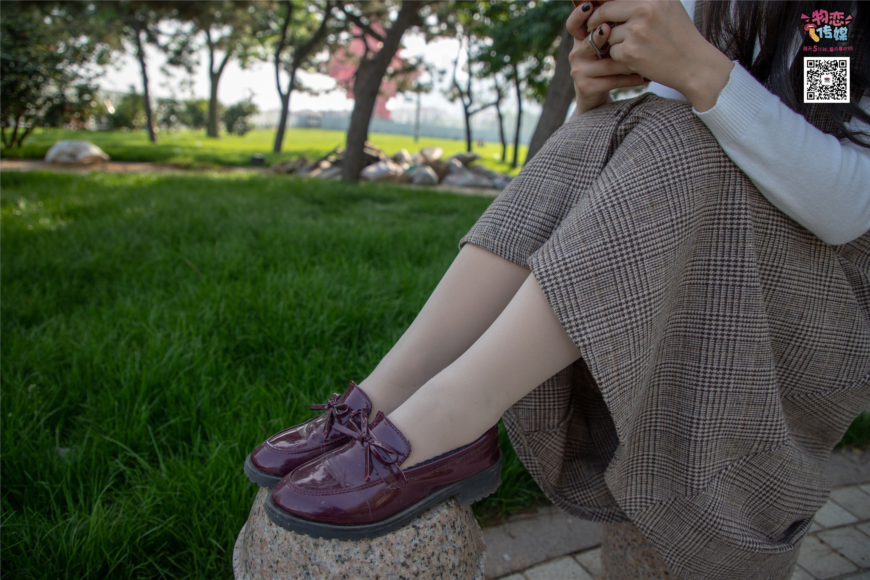 物恋传媒 No.015 书香气质女生，肉丝搭配白棉袜