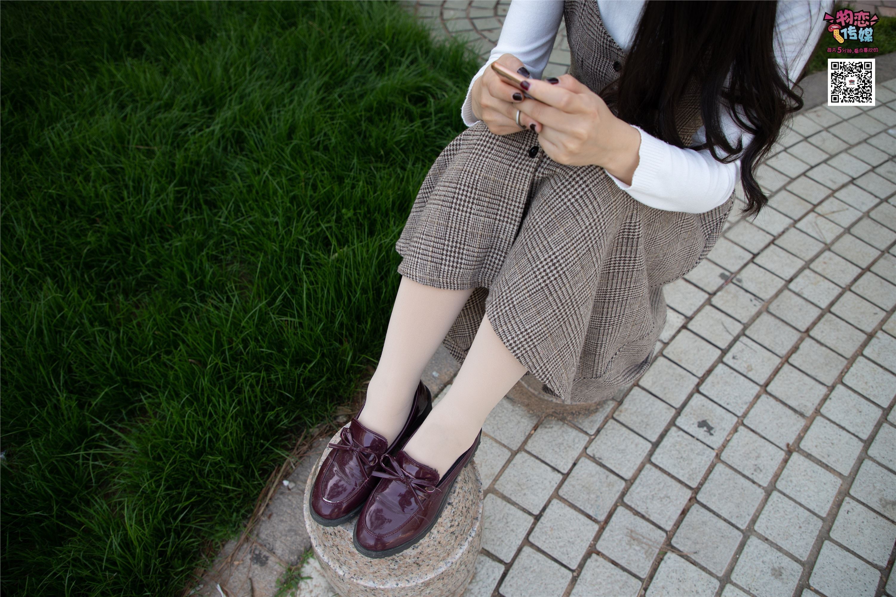 物恋传媒 No.015 书香气质女生，肉丝搭配白棉袜