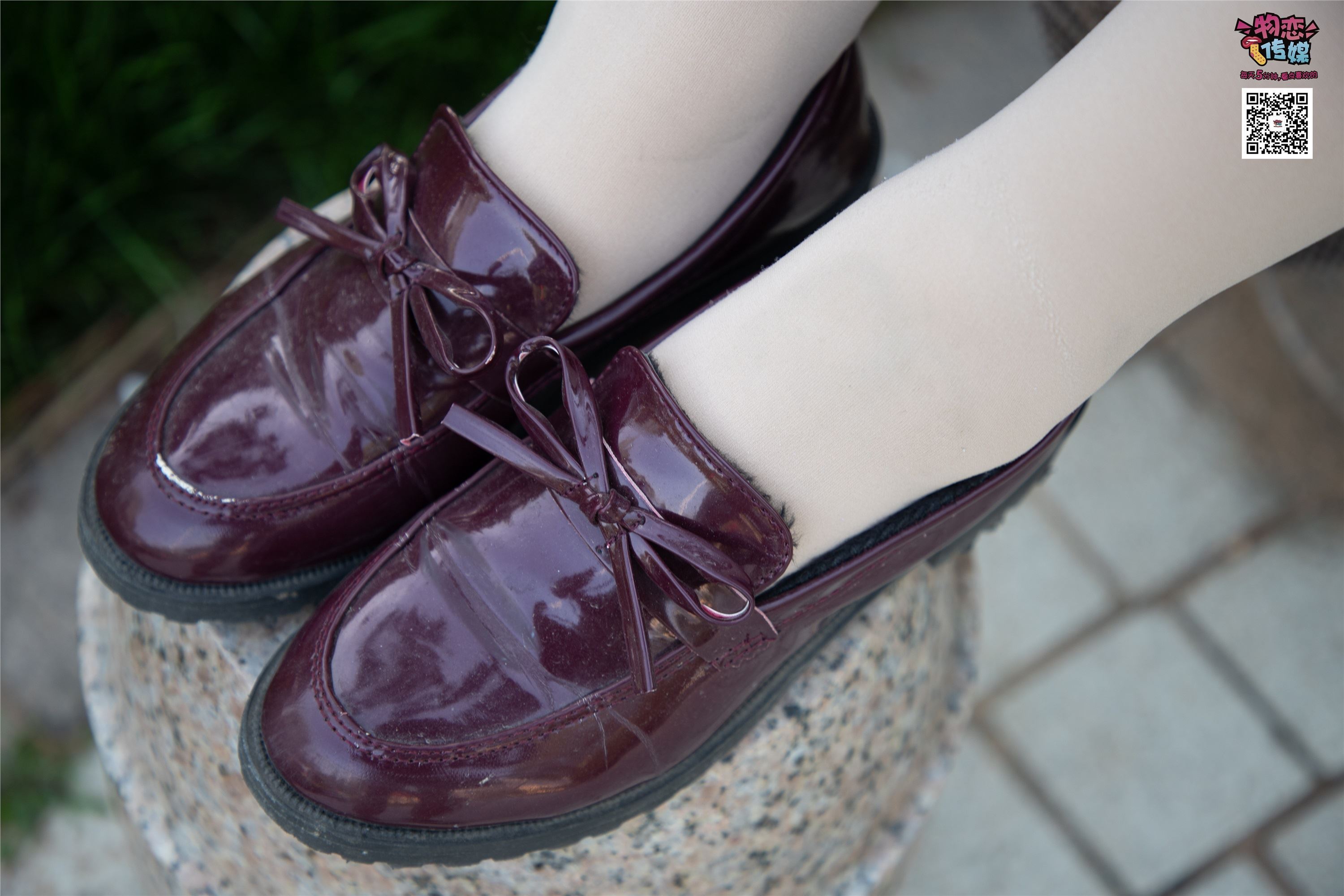 物恋传媒 No.015 书香气质女生，肉丝搭配白棉袜