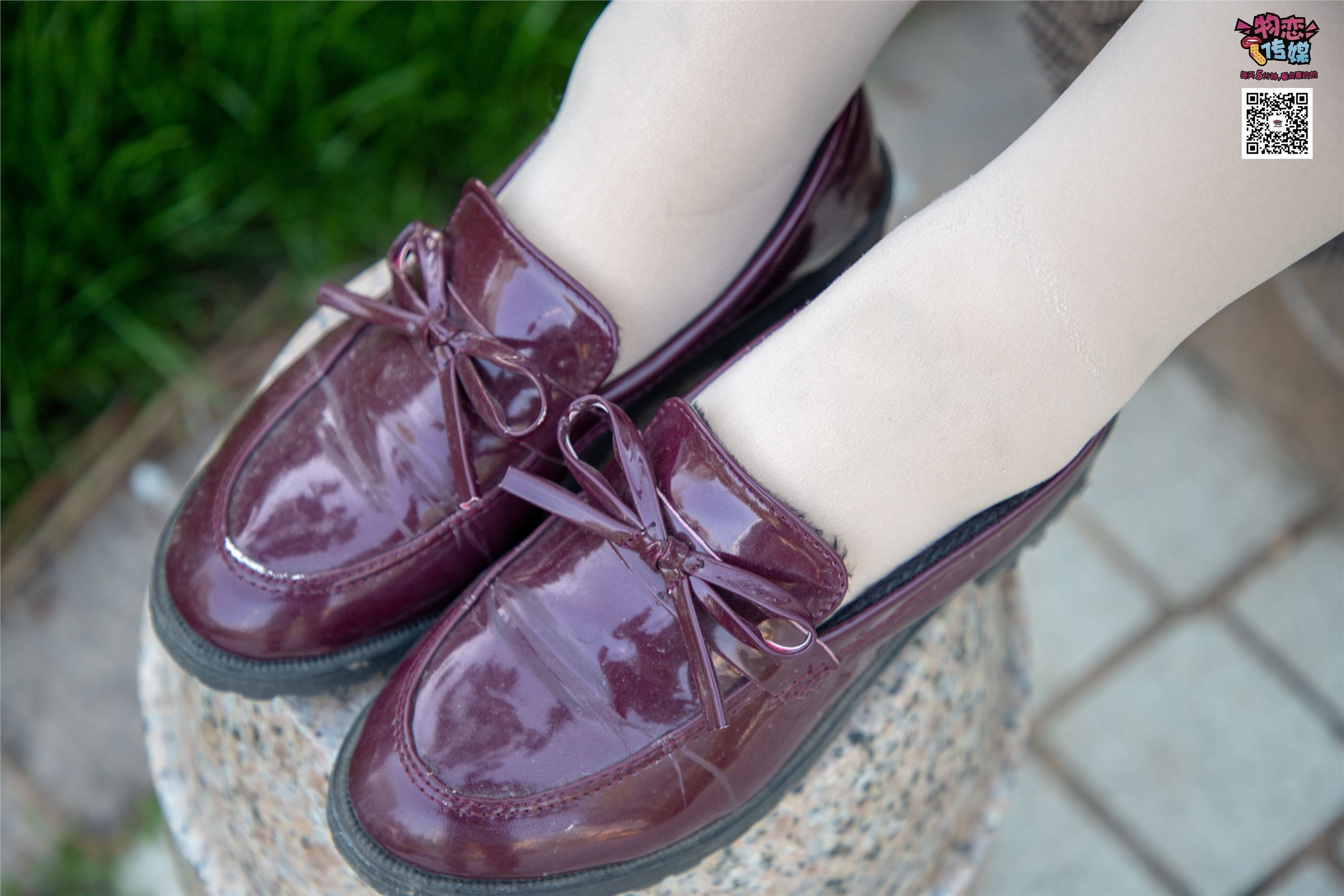 物恋传媒 No.015 书香气质女生，肉丝搭配白棉袜