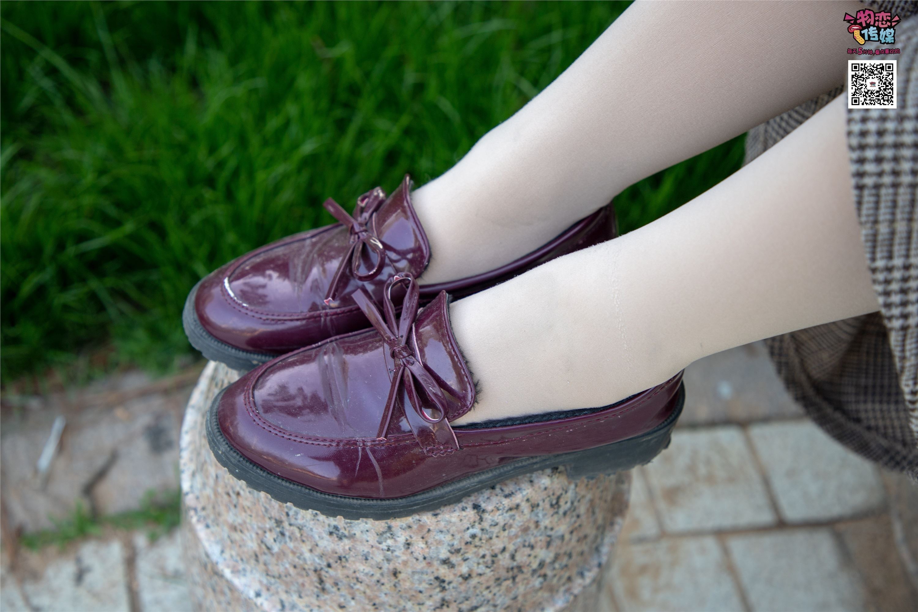 物恋传媒 No.015 书香气质女生，肉丝搭配白棉袜