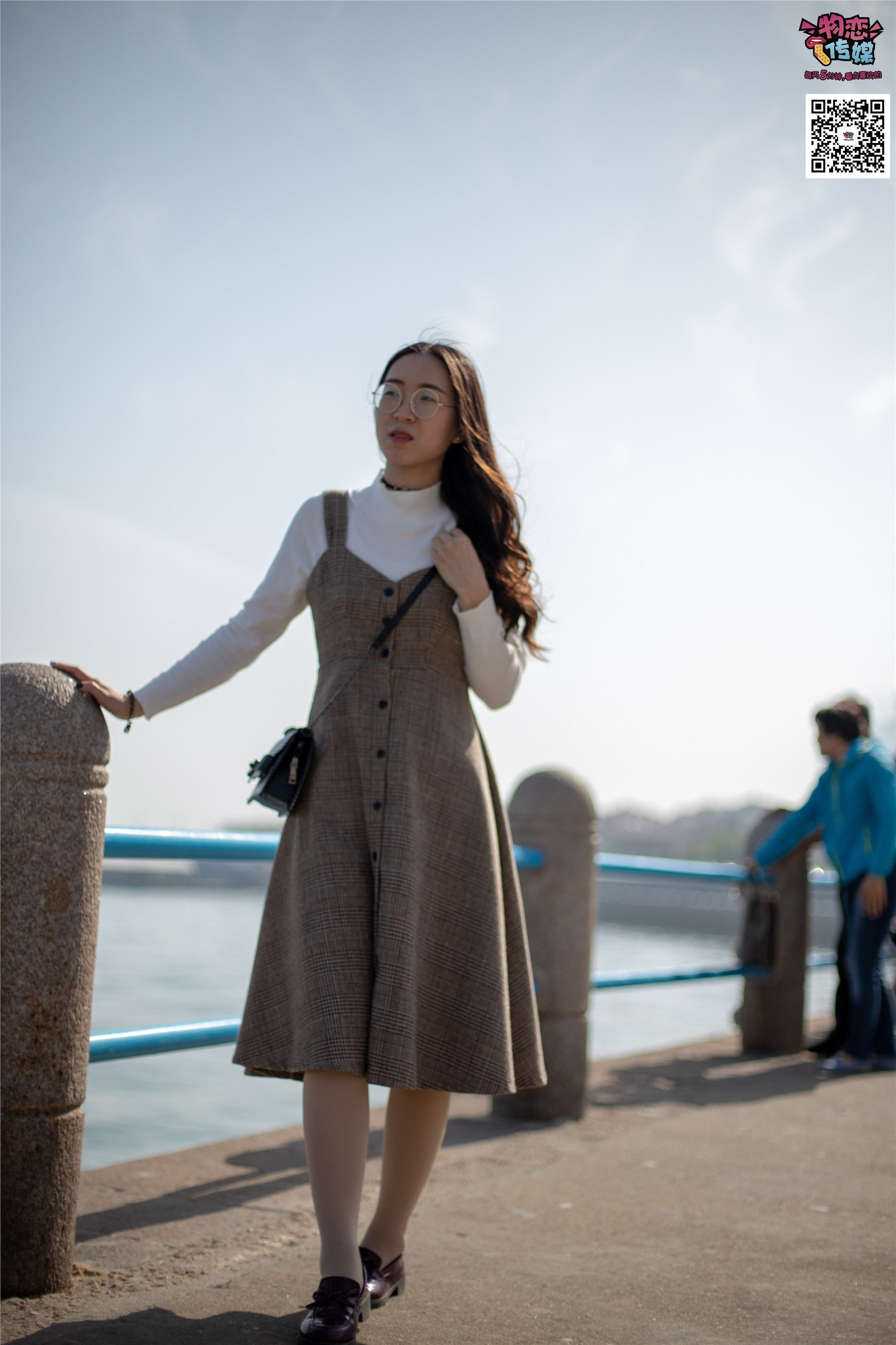 物恋传媒 No.015 书香气质女生，肉丝搭配白棉袜