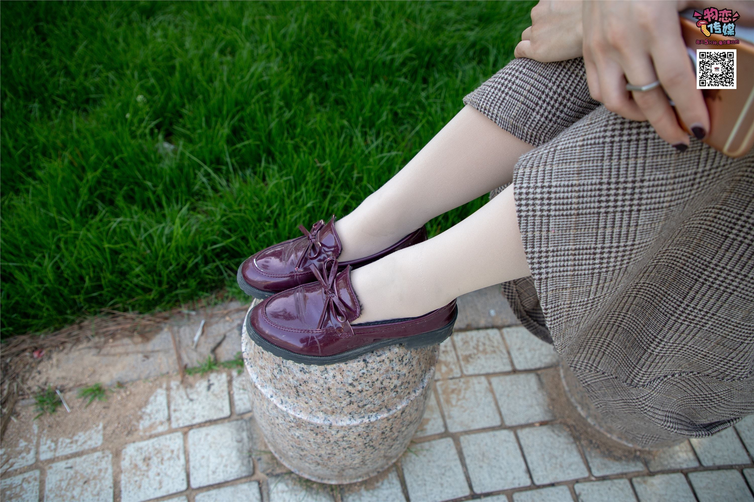 物恋传媒 No.015 书香气质女生，肉丝搭配白棉袜