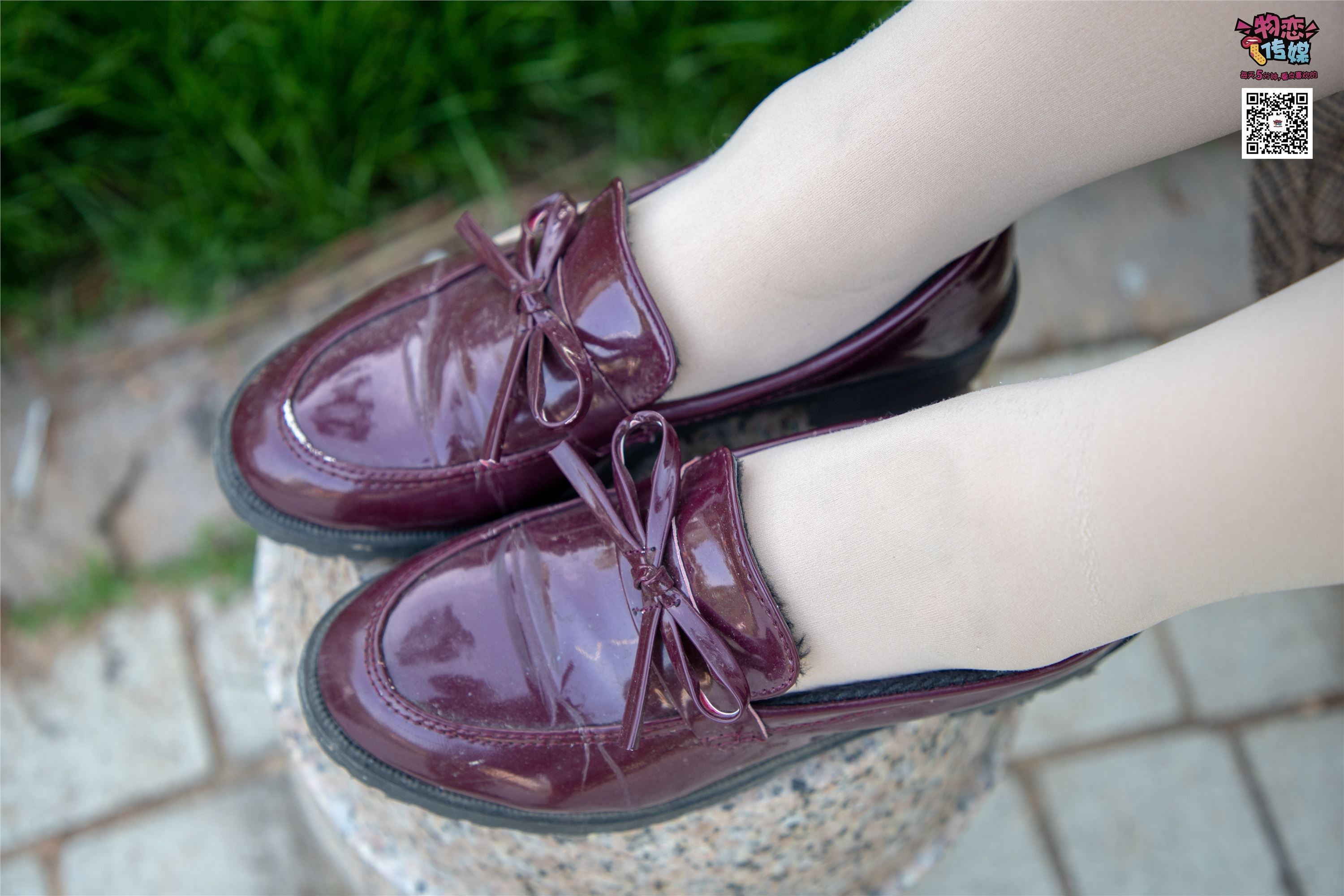 物恋传媒 No.015 书香气质女生，肉丝搭配白棉袜