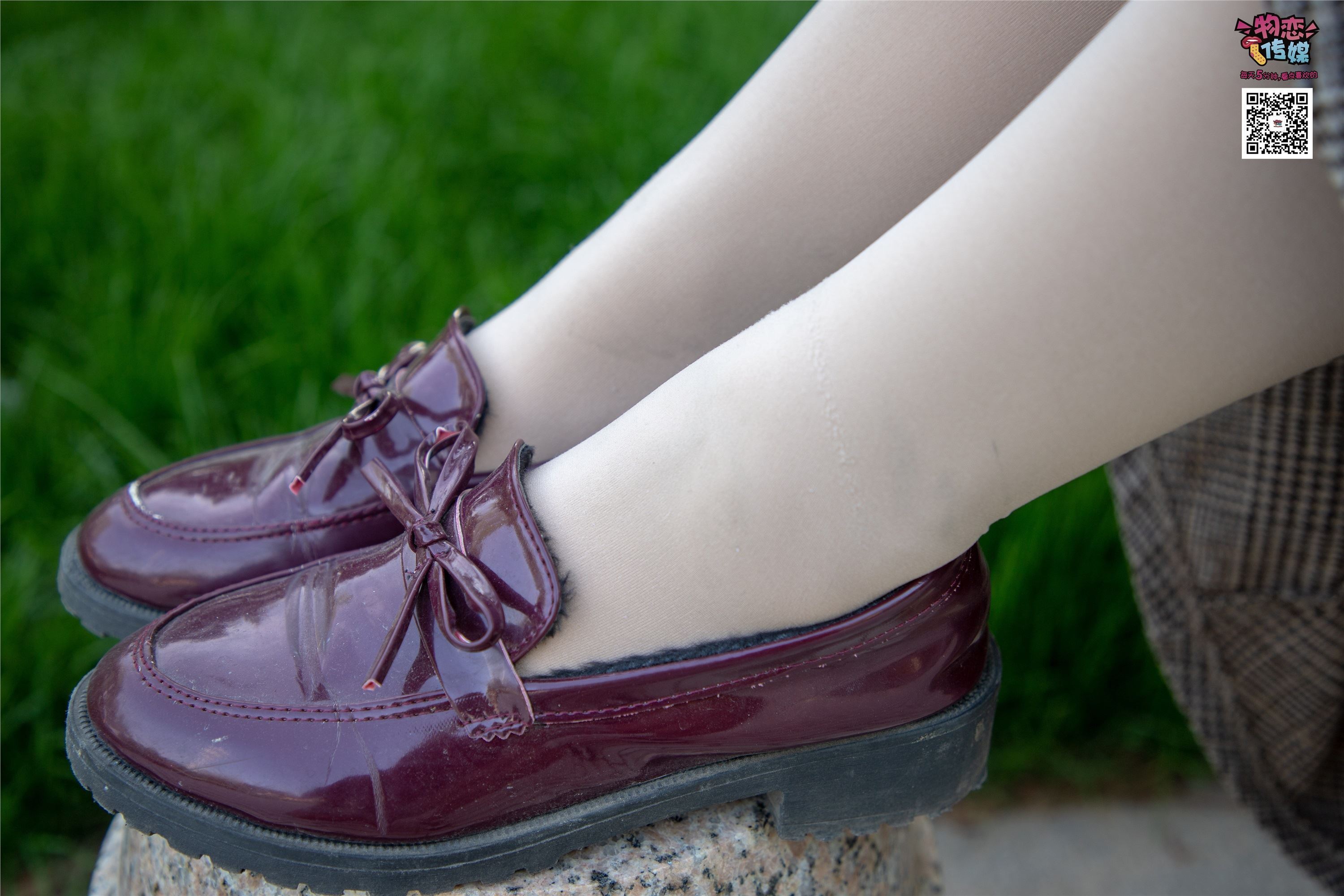 物恋传媒 No.015 书香气质女生，肉丝搭配白棉袜