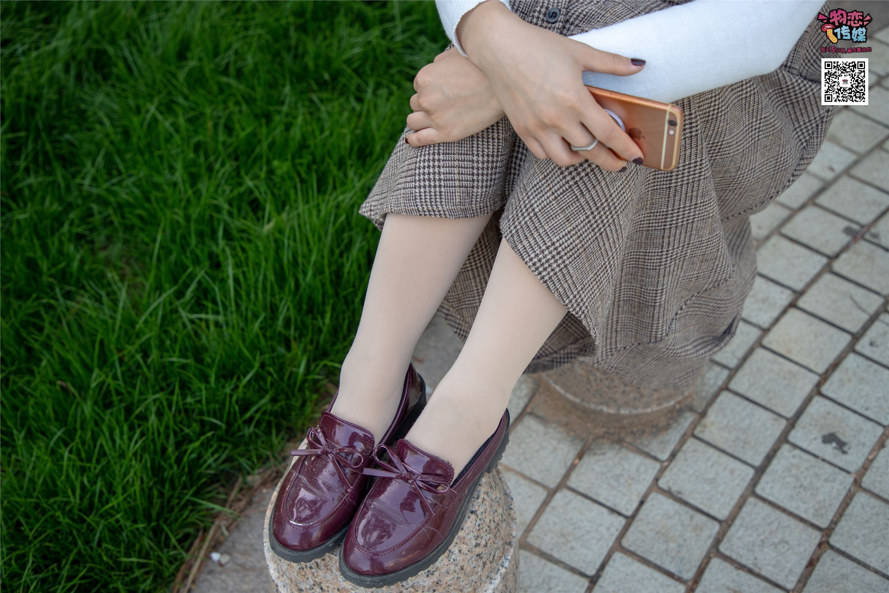 物恋传媒 No.015 书香气质女生，肉丝搭配白棉袜