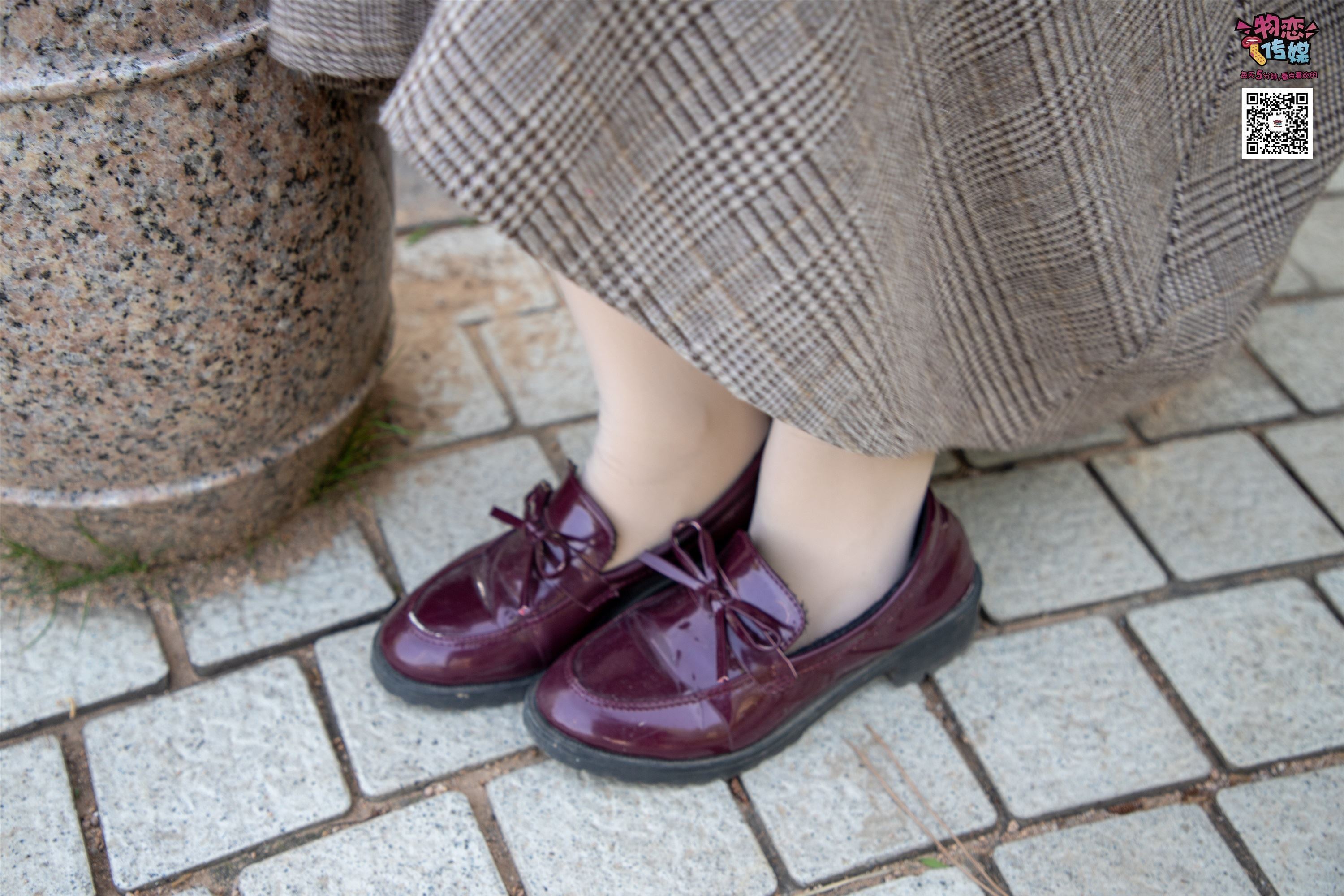 物恋传媒 No.015 书香气质女生，肉丝搭配白棉袜