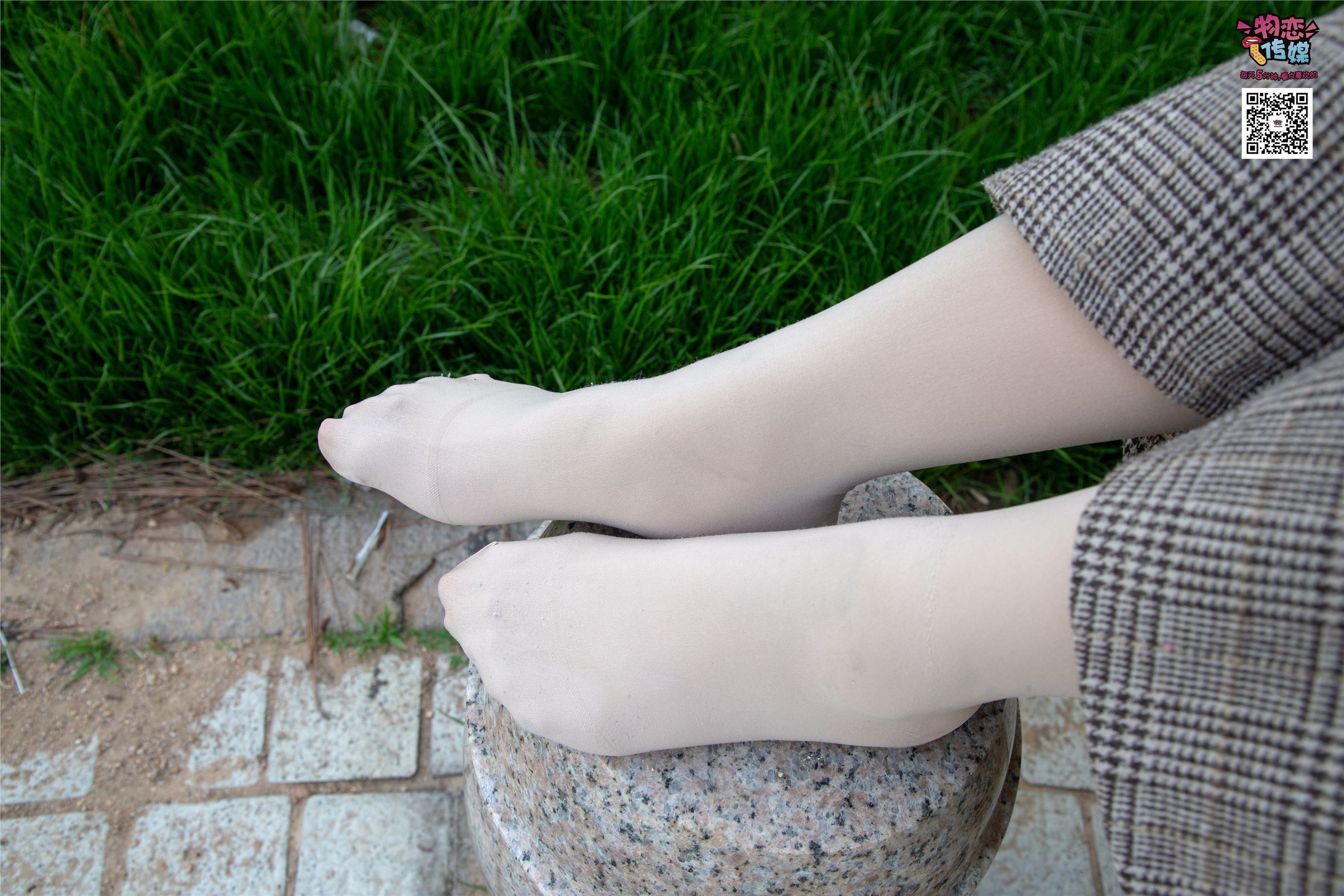 物恋传媒 No.015 书香气质女生，肉丝搭配白棉袜