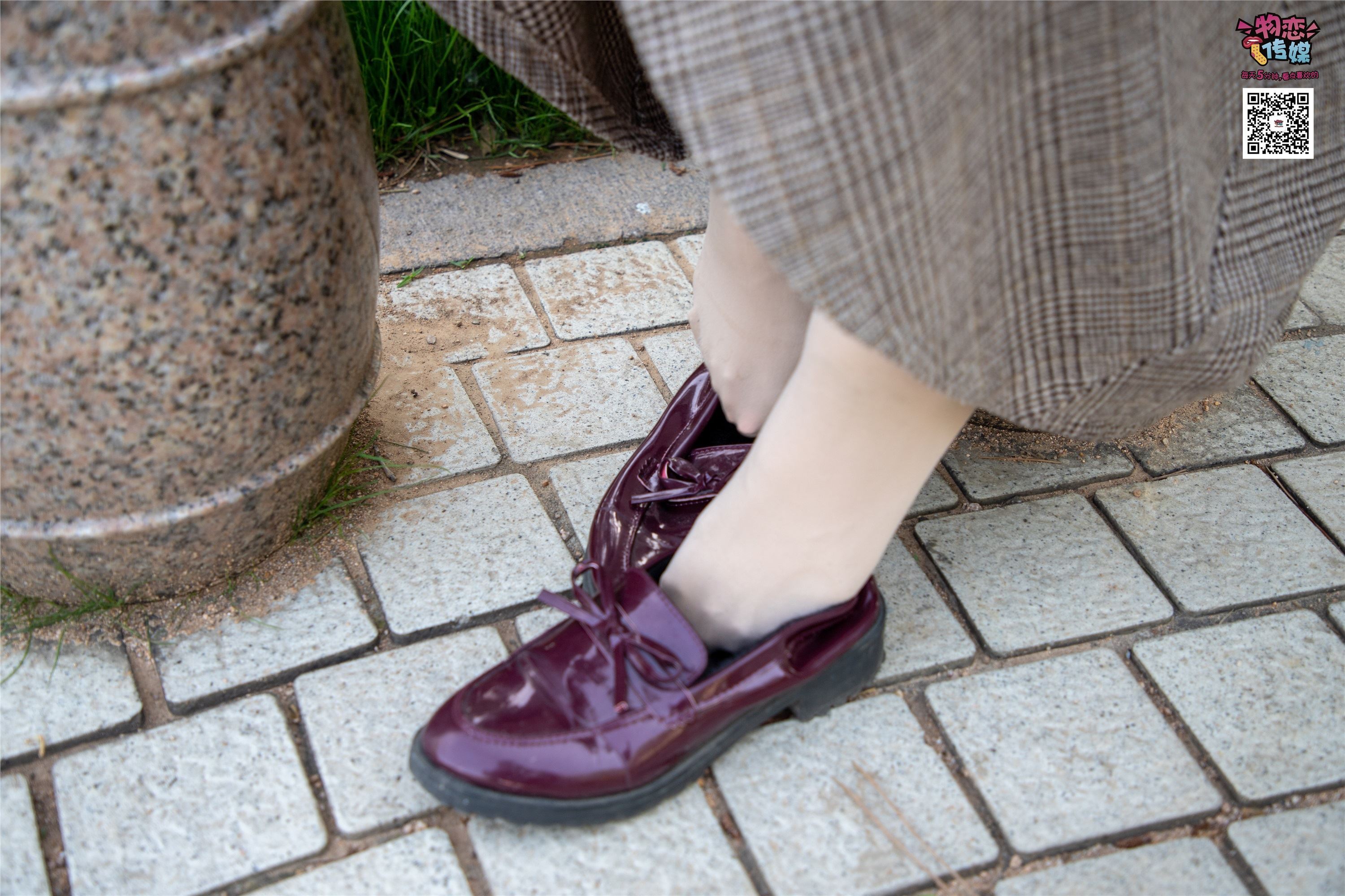 物恋传媒 No.015 书香气质女生，肉丝搭配白棉袜