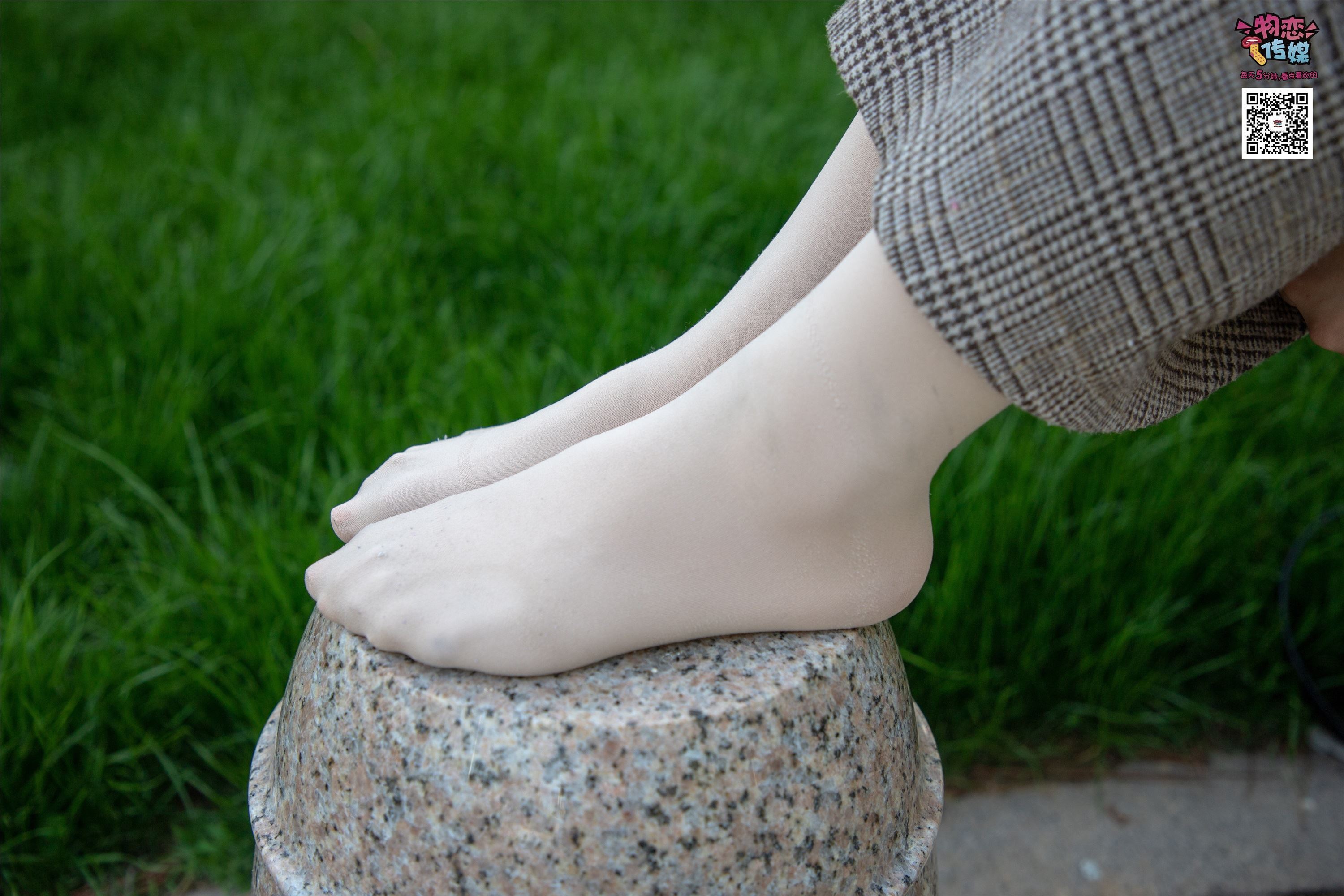 物恋传媒 No.015 书香气质女生，肉丝搭配白棉袜