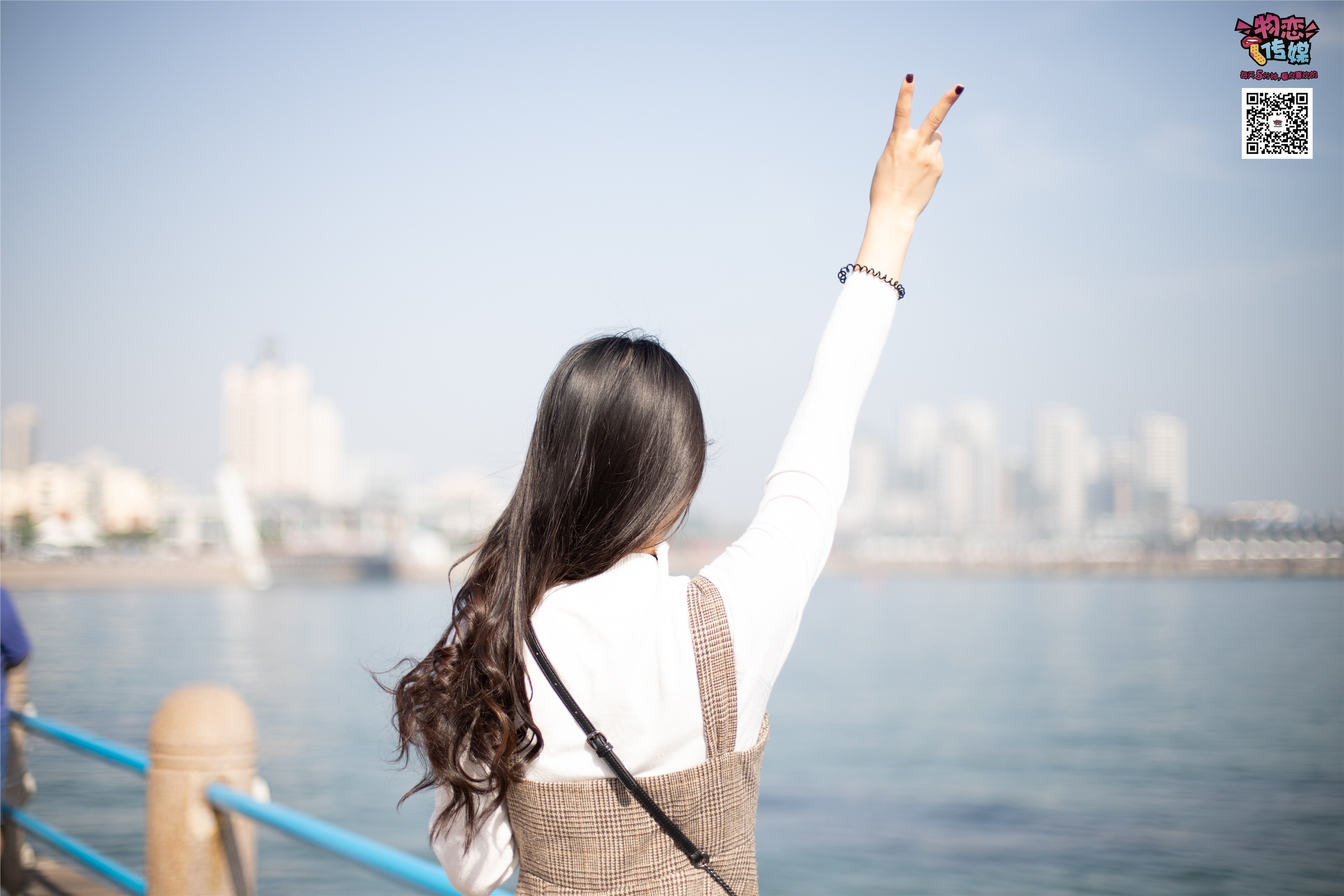 物恋传媒 No.015 书香气质女生，肉丝搭配白棉袜