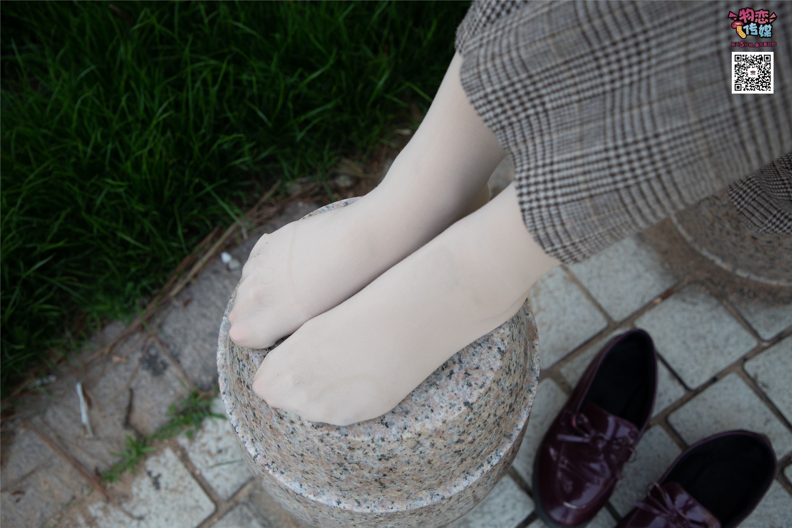 物恋传媒 No.015 书香气质女生，肉丝搭配白棉袜