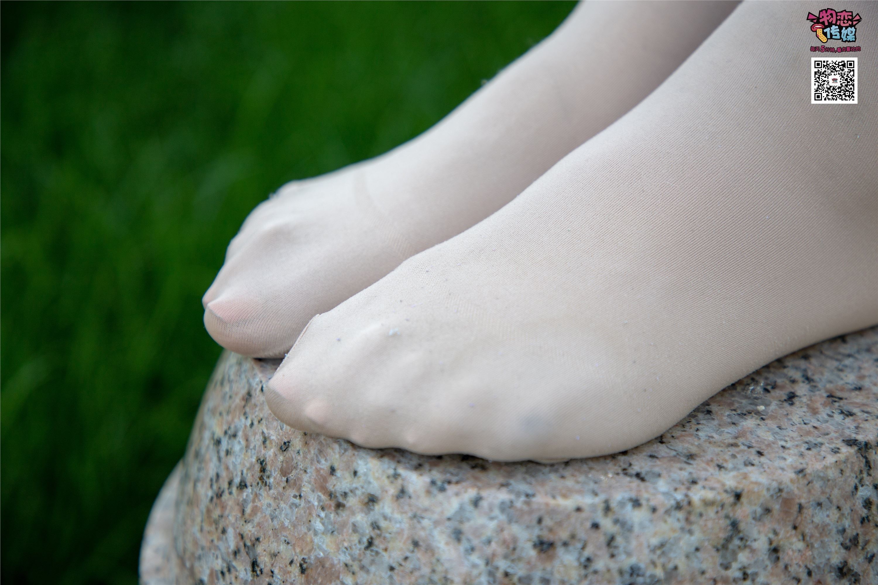 物恋传媒 No.015 书香气质女生，肉丝搭配白棉袜