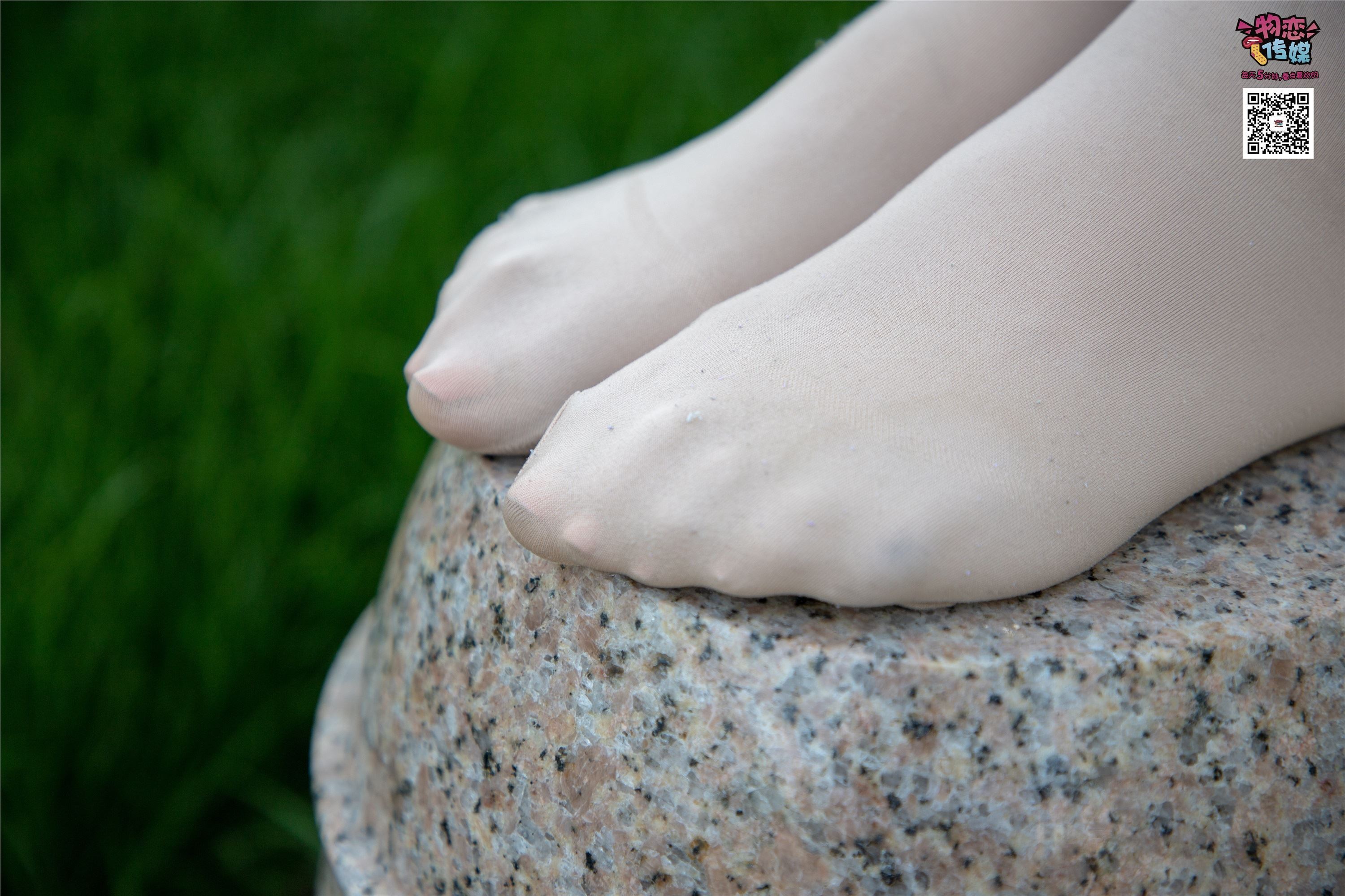 物恋传媒 No.015 书香气质女生，肉丝搭配白棉袜