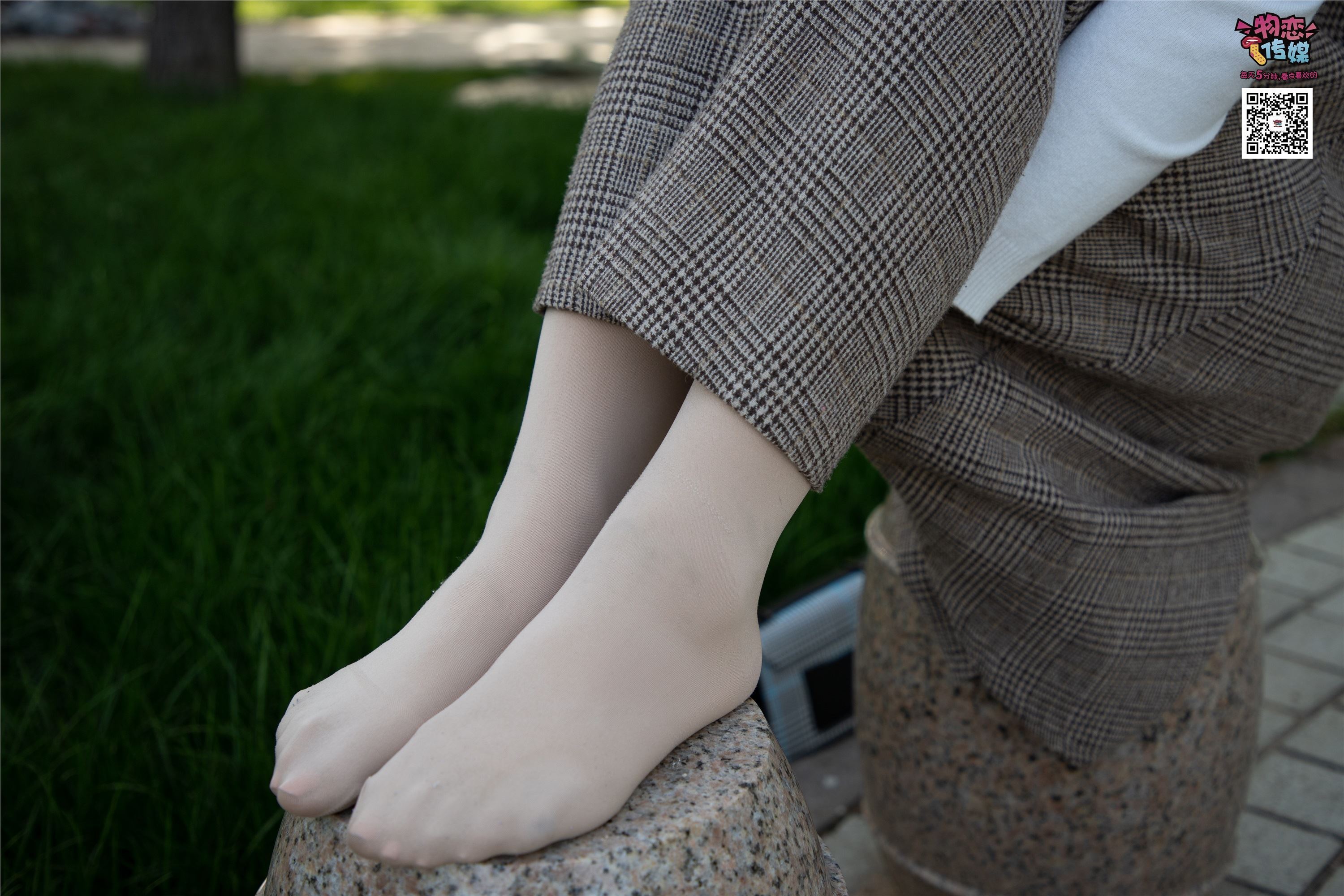 物恋传媒 No.015 书香气质女生，肉丝搭配白棉袜