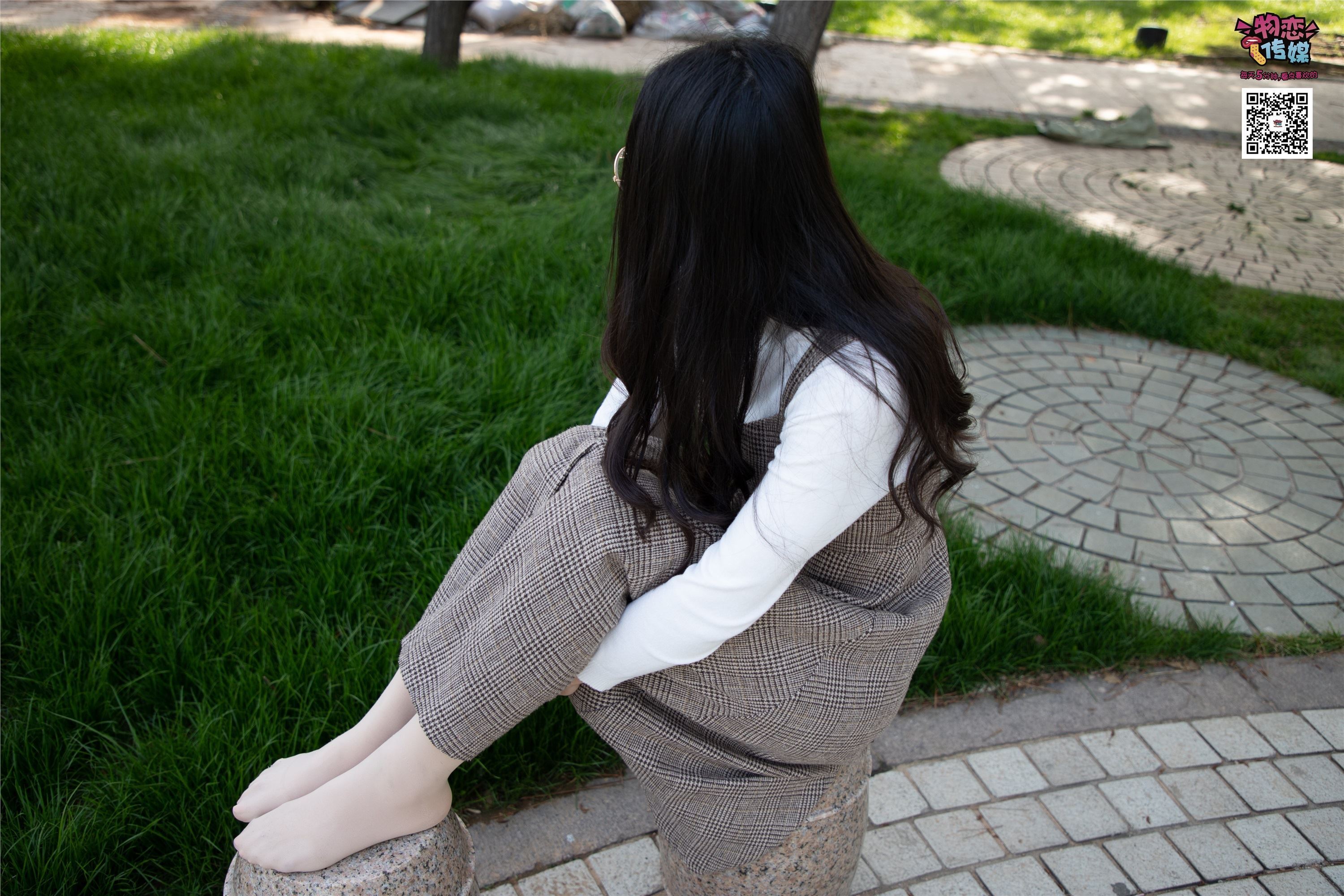 物恋传媒 No.015 书香气质女生，肉丝搭配白棉袜