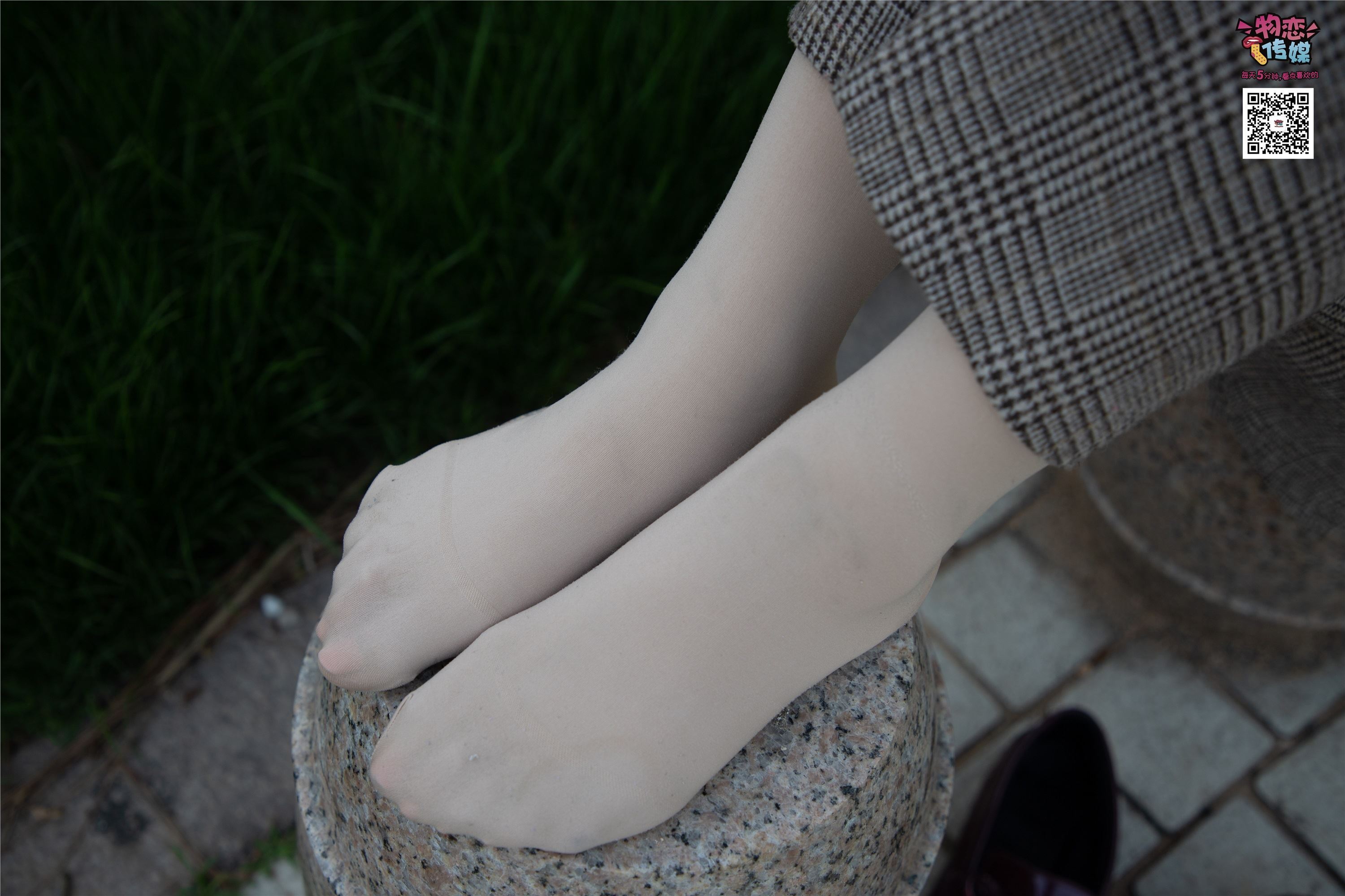 物恋传媒 No.015 书香气质女生，肉丝搭配白棉袜