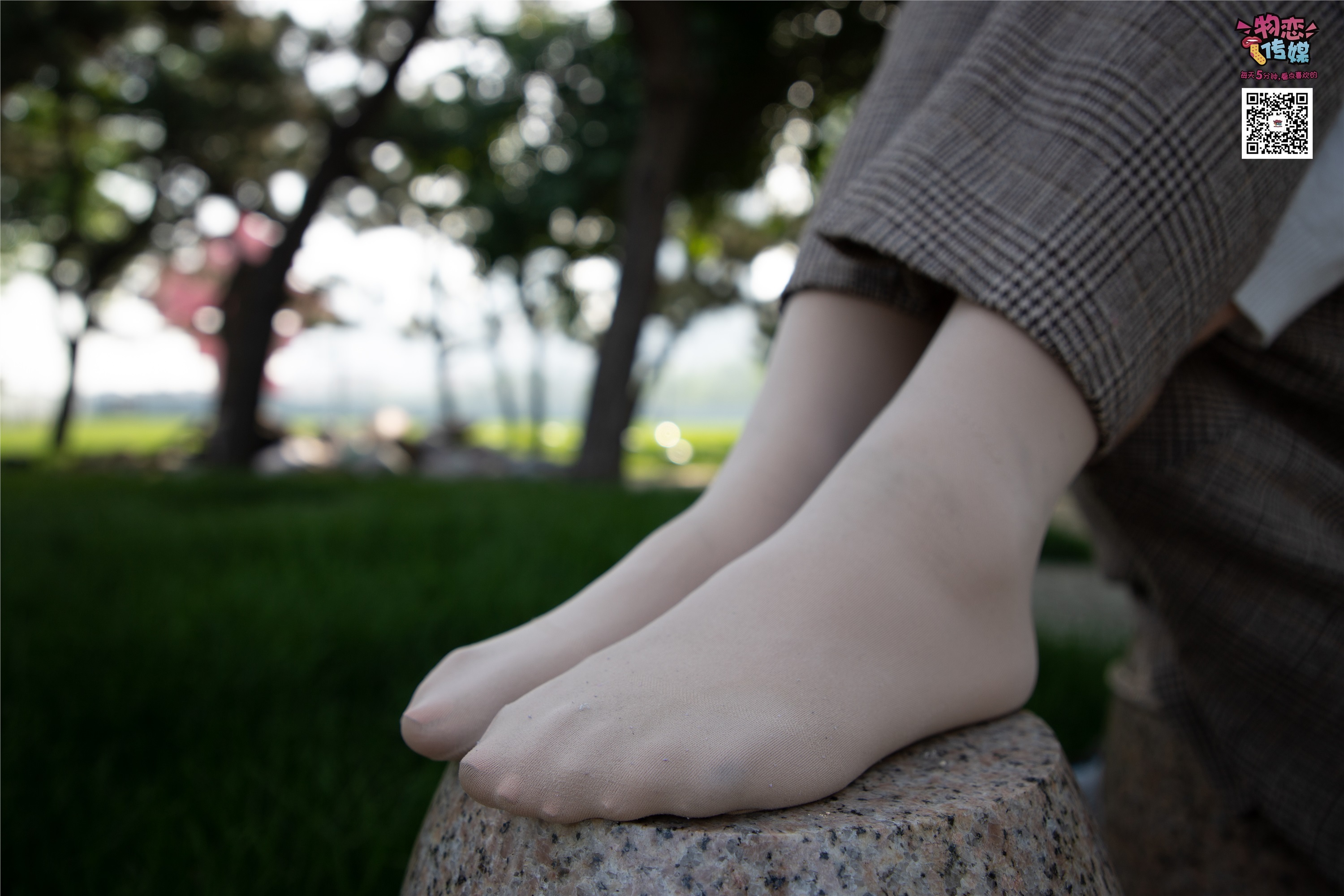 物恋传媒 No.015 书香气质女生，肉丝搭配白棉袜