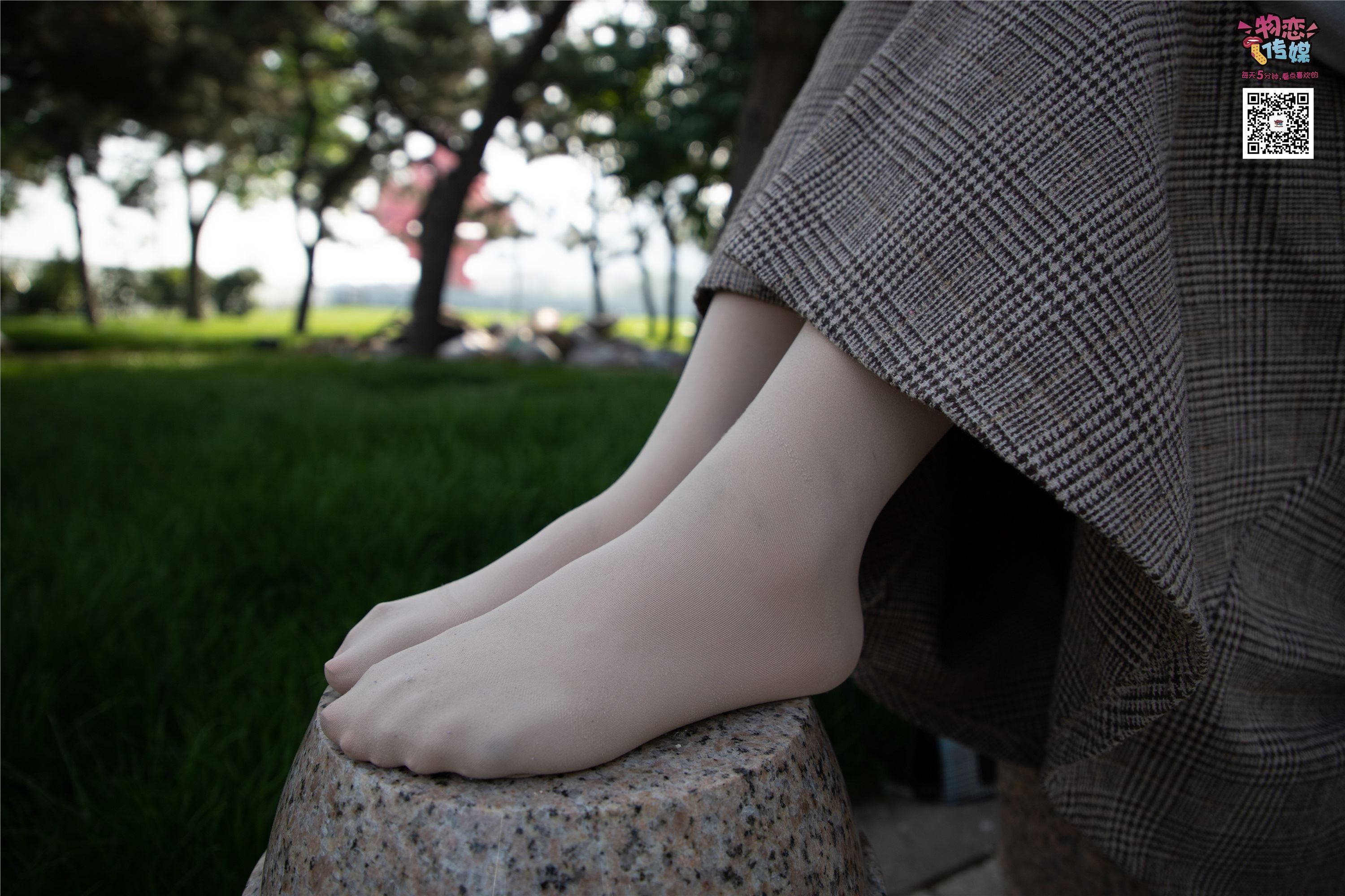 物恋传媒 No.015 书香气质女生，肉丝搭配白棉袜