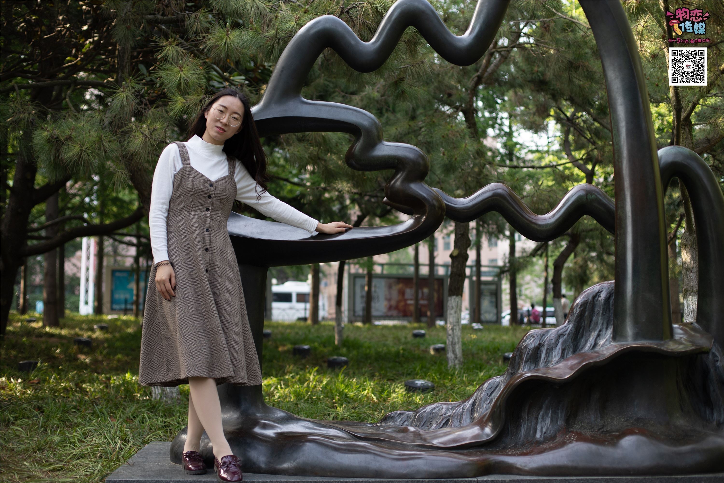 物恋传媒 No.015 书香气质女生，肉丝搭配白棉袜