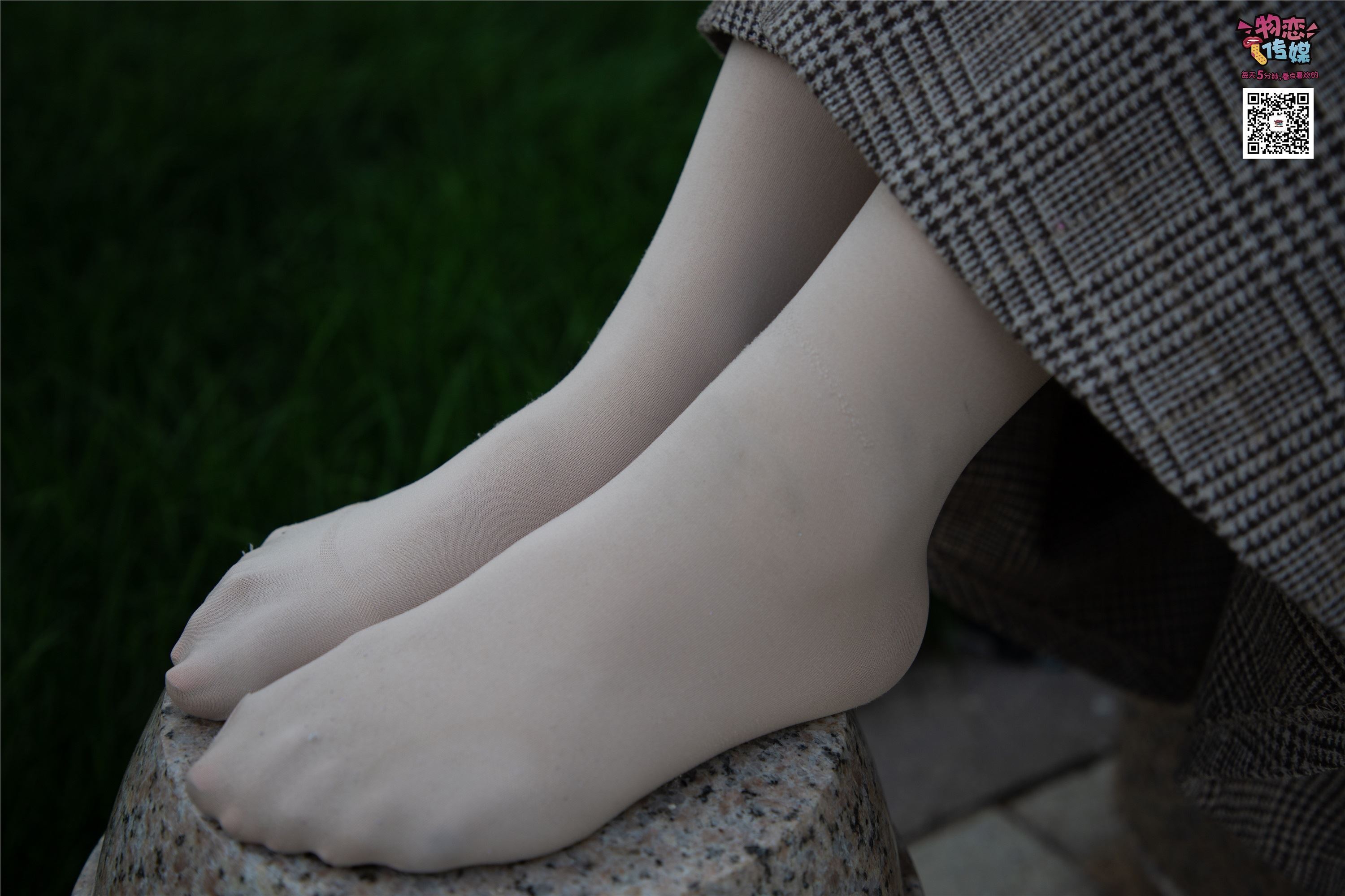 物恋传媒 No.015 书香气质女生，肉丝搭配白棉袜