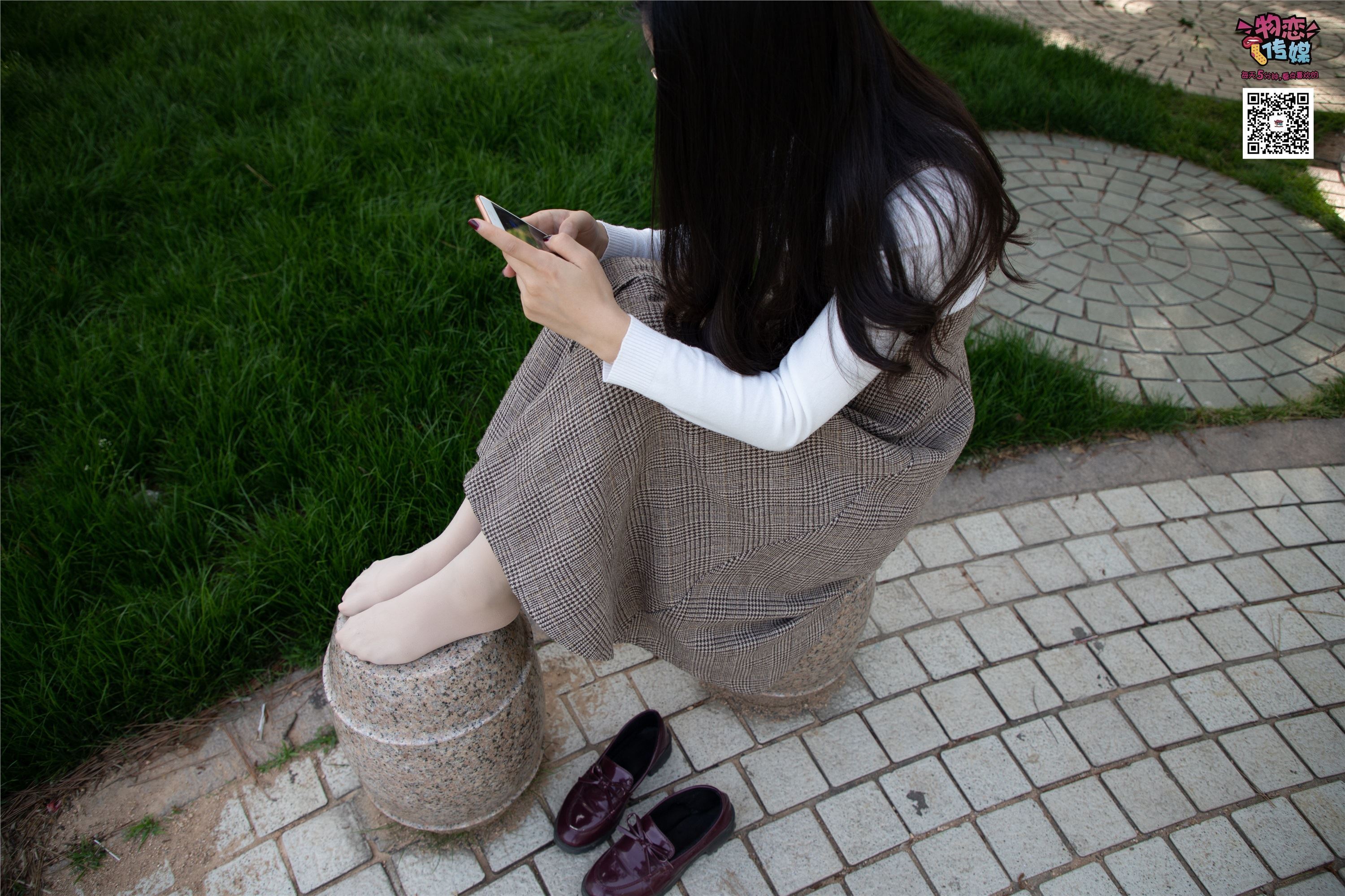 物恋传媒 No.015 书香气质女生，肉丝搭配白棉袜