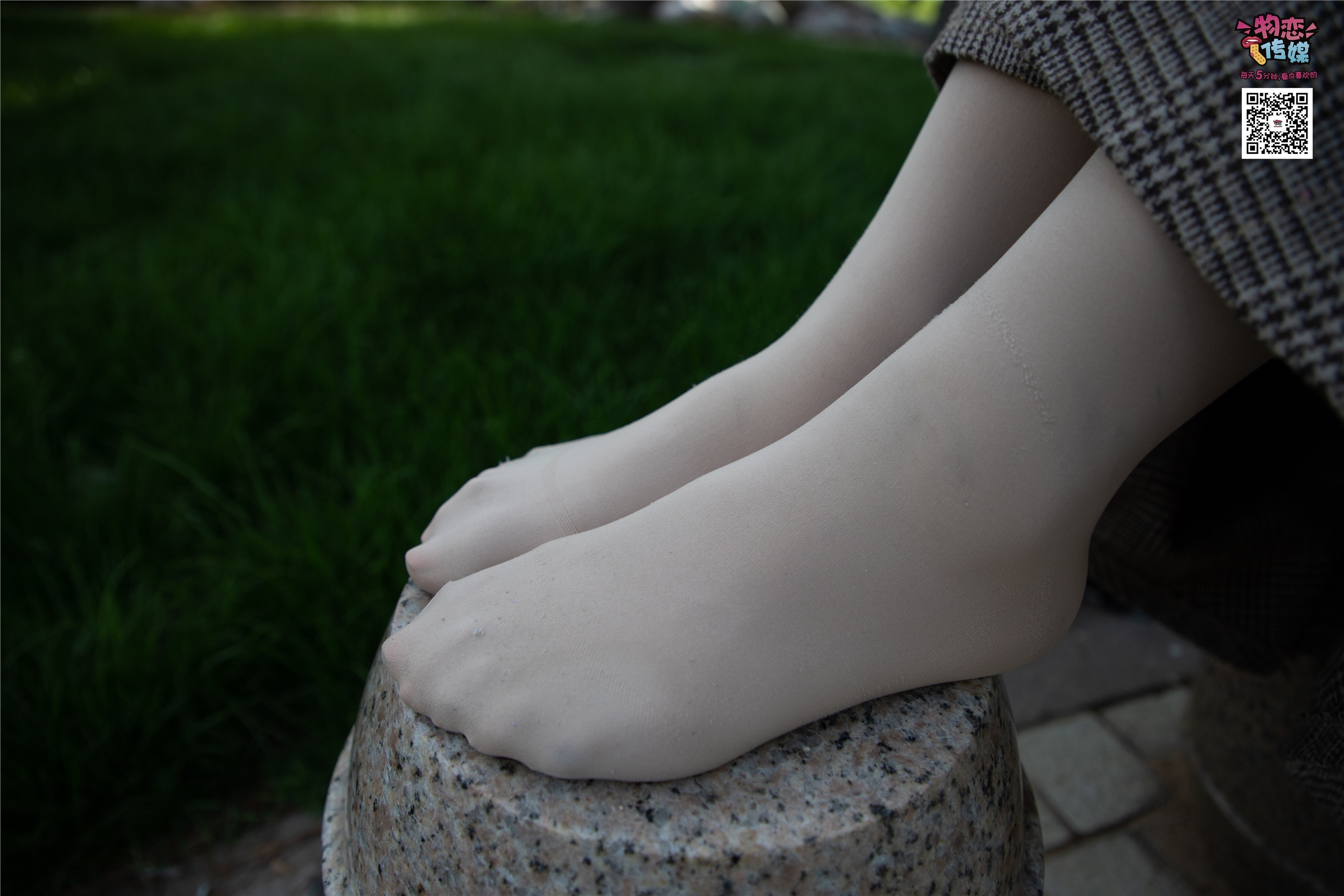 物恋传媒 No.015 书香气质女生，肉丝搭配白棉袜
