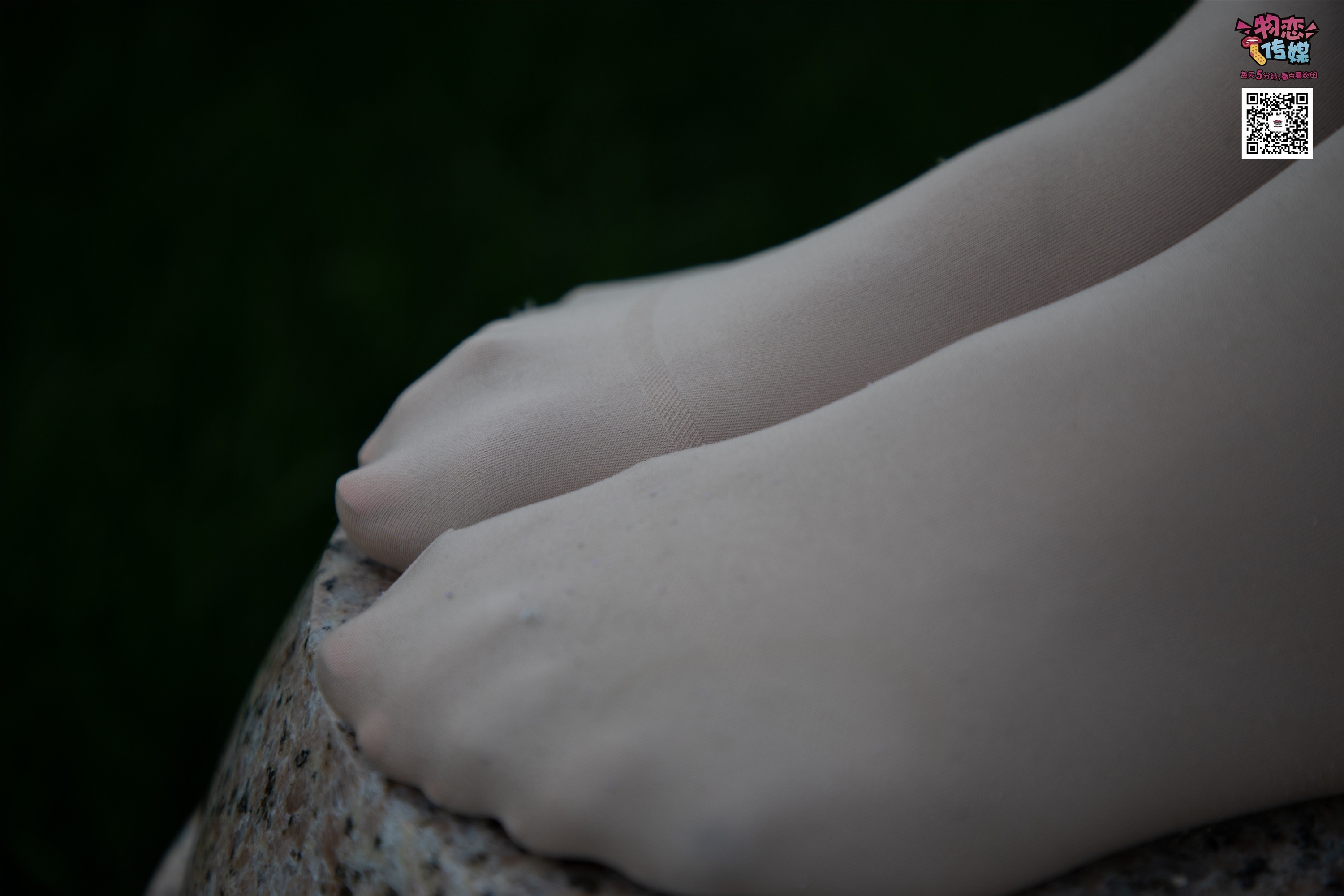 物恋传媒 No.015 书香气质女生，肉丝搭配白棉袜