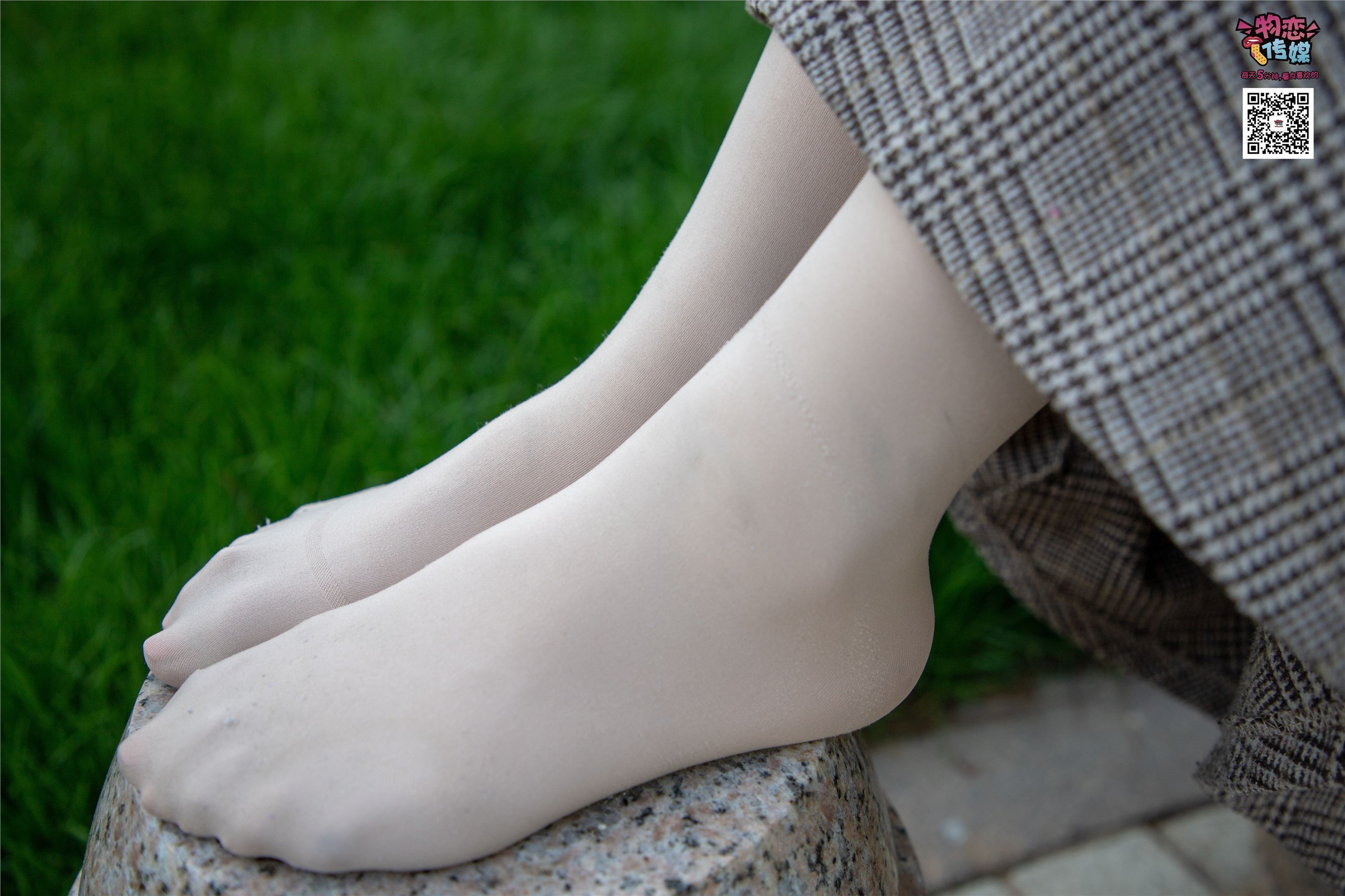 物恋传媒 No.015 书香气质女生，肉丝搭配白棉袜