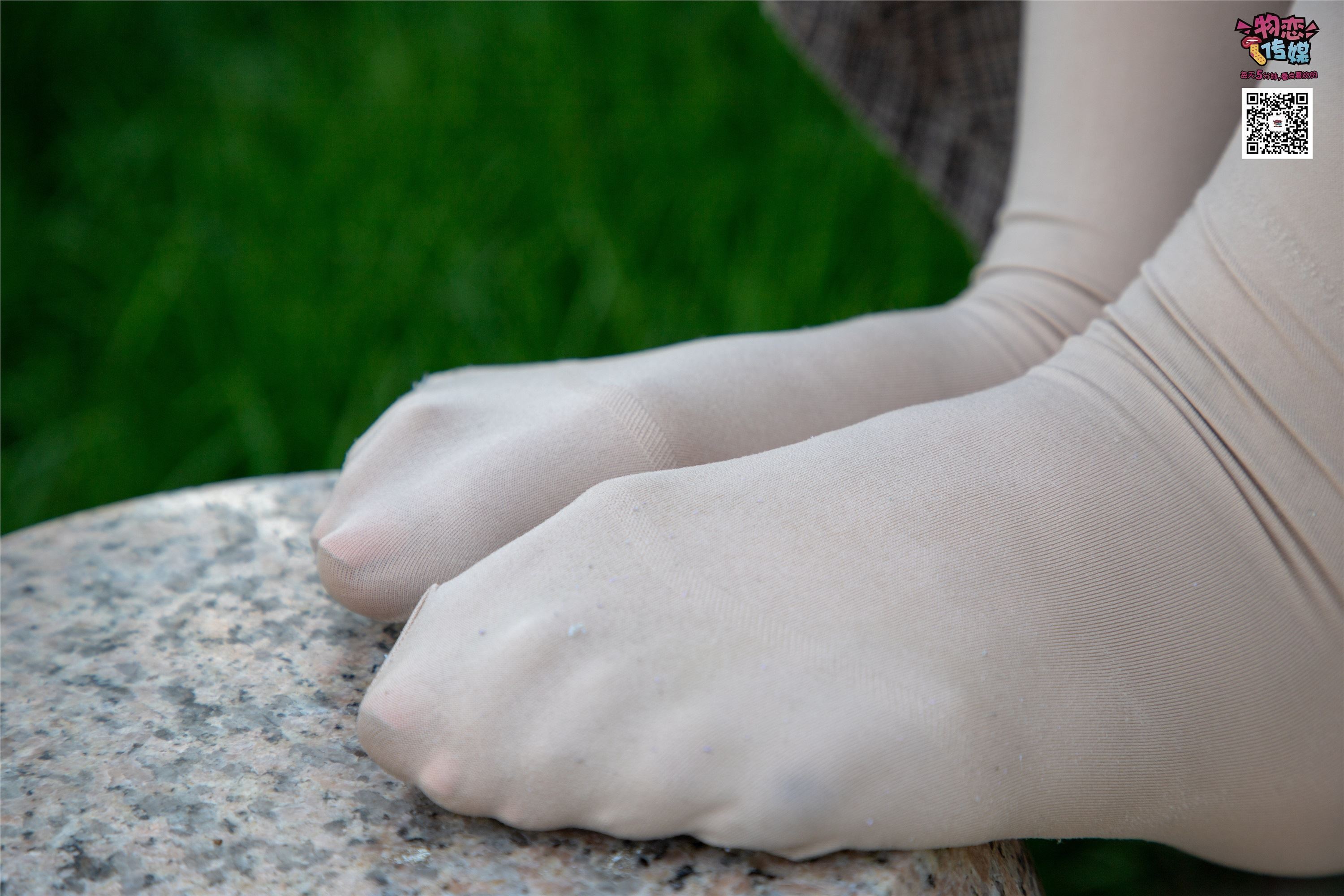 物恋传媒 No.015 书香气质女生，肉丝搭配白棉袜