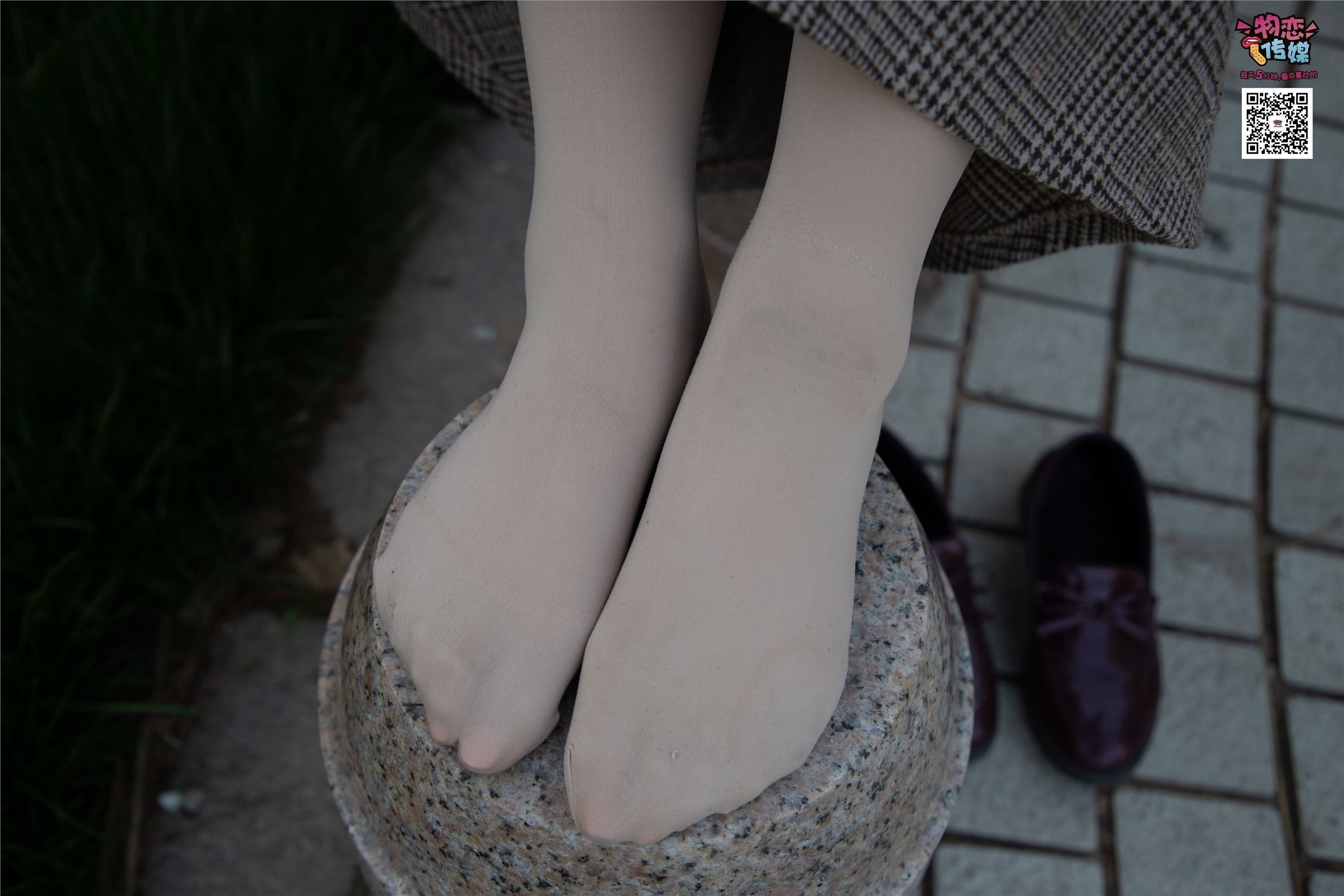 物恋传媒 No.015 书香气质女生，肉丝搭配白棉袜