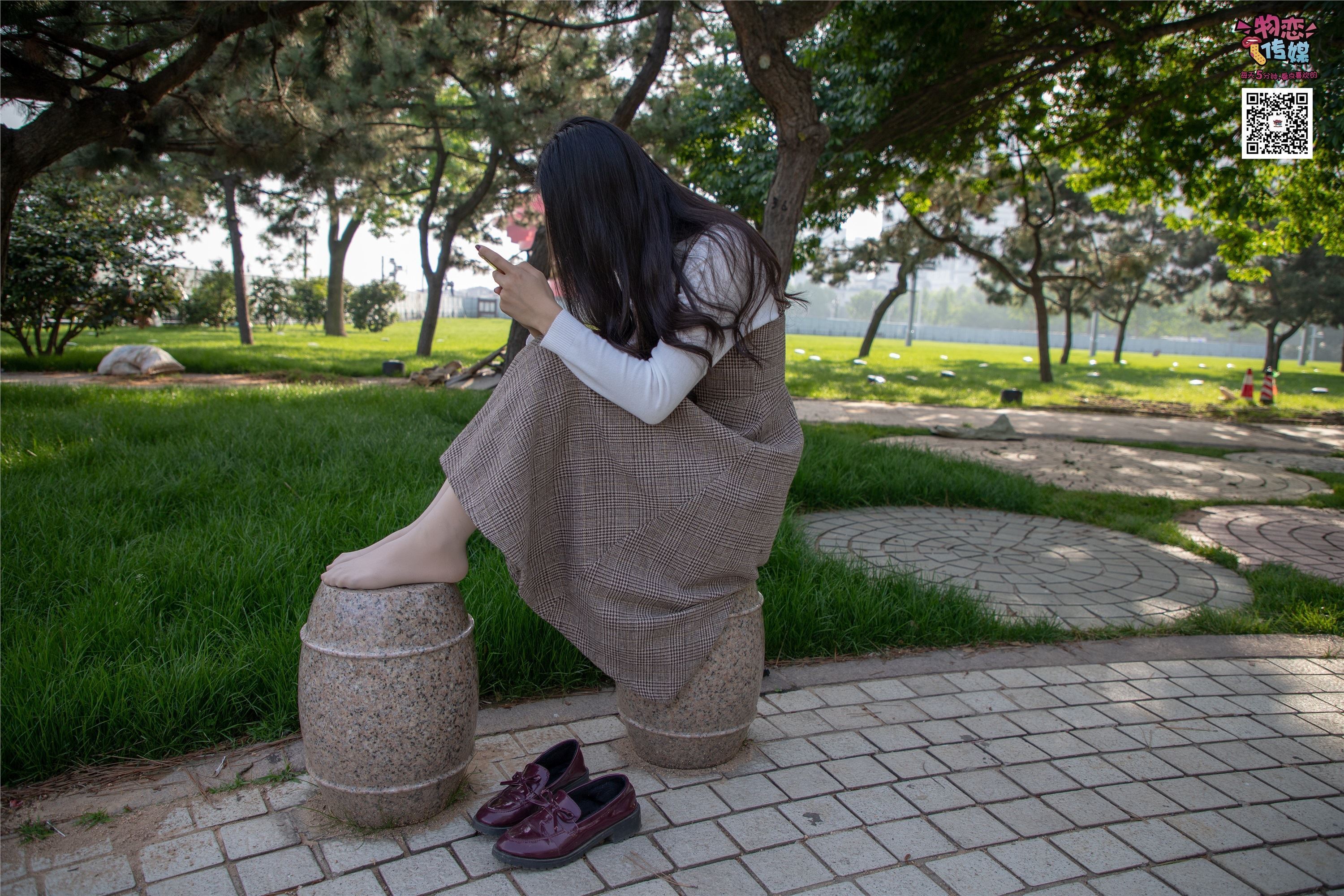 物恋传媒 No.015 书香气质女生，肉丝搭配白棉袜