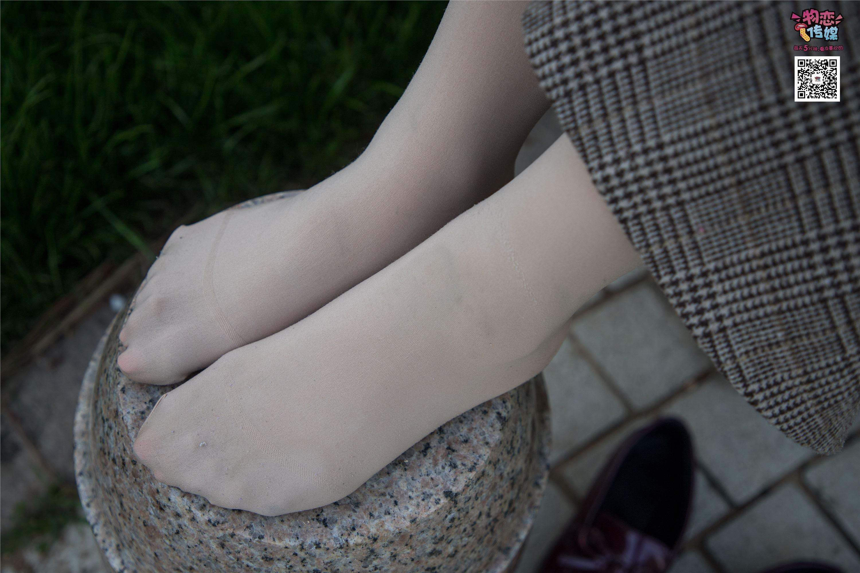 物恋传媒 No.015 书香气质女生，肉丝搭配白棉袜