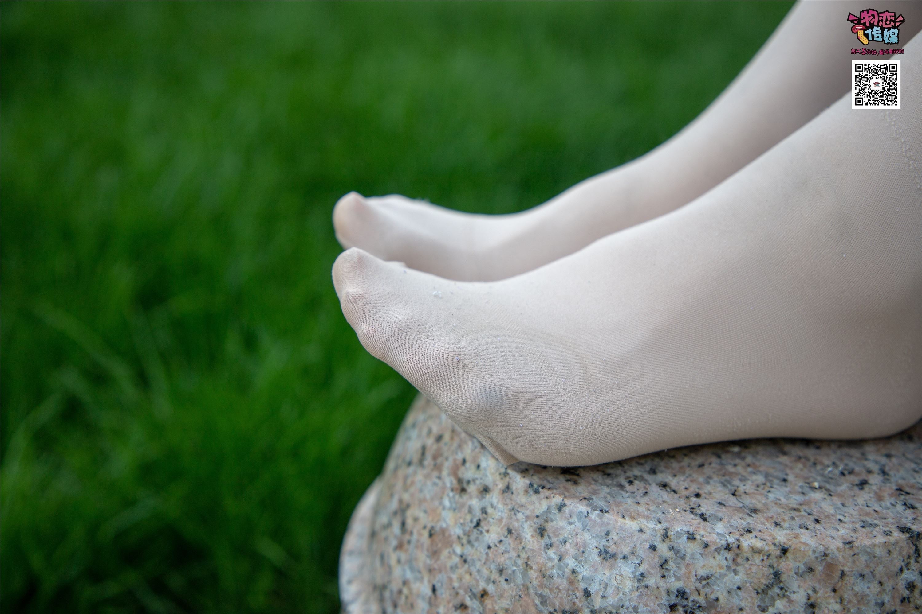 物恋传媒 No.015 书香气质女生，肉丝搭配白棉袜