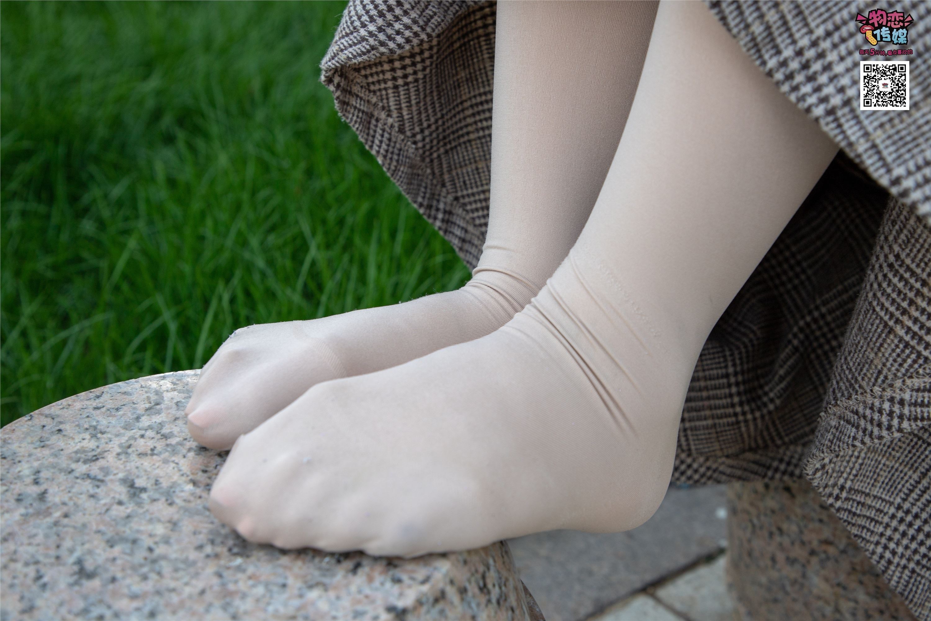 物恋传媒 No.015 书香气质女生，肉丝搭配白棉袜