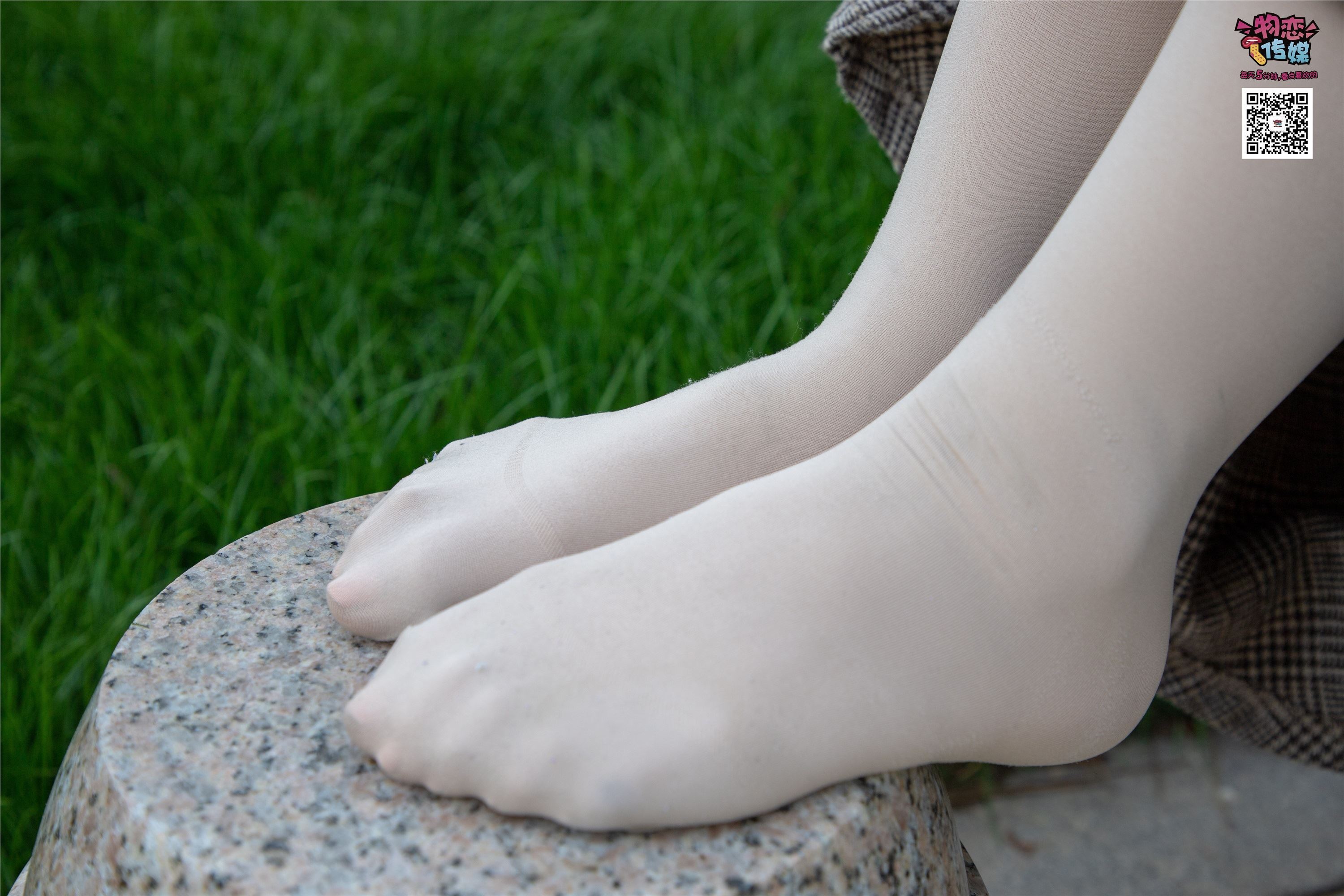 物恋传媒 No.015 书香气质女生，肉丝搭配白棉袜