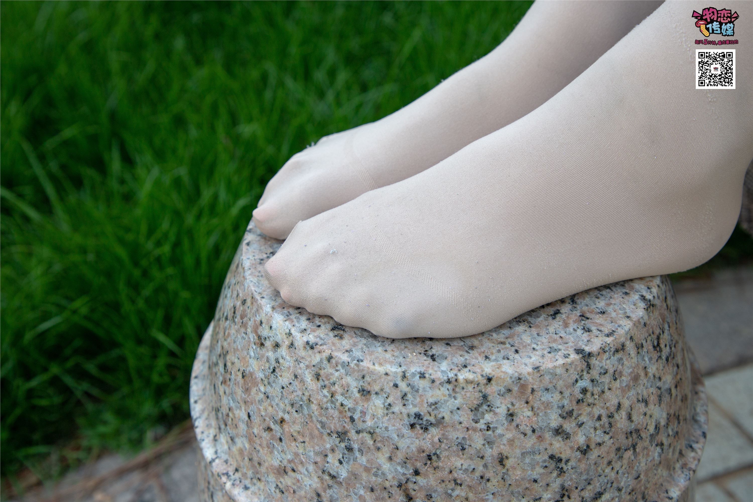 物恋传媒 No.015 书香气质女生，肉丝搭配白棉袜