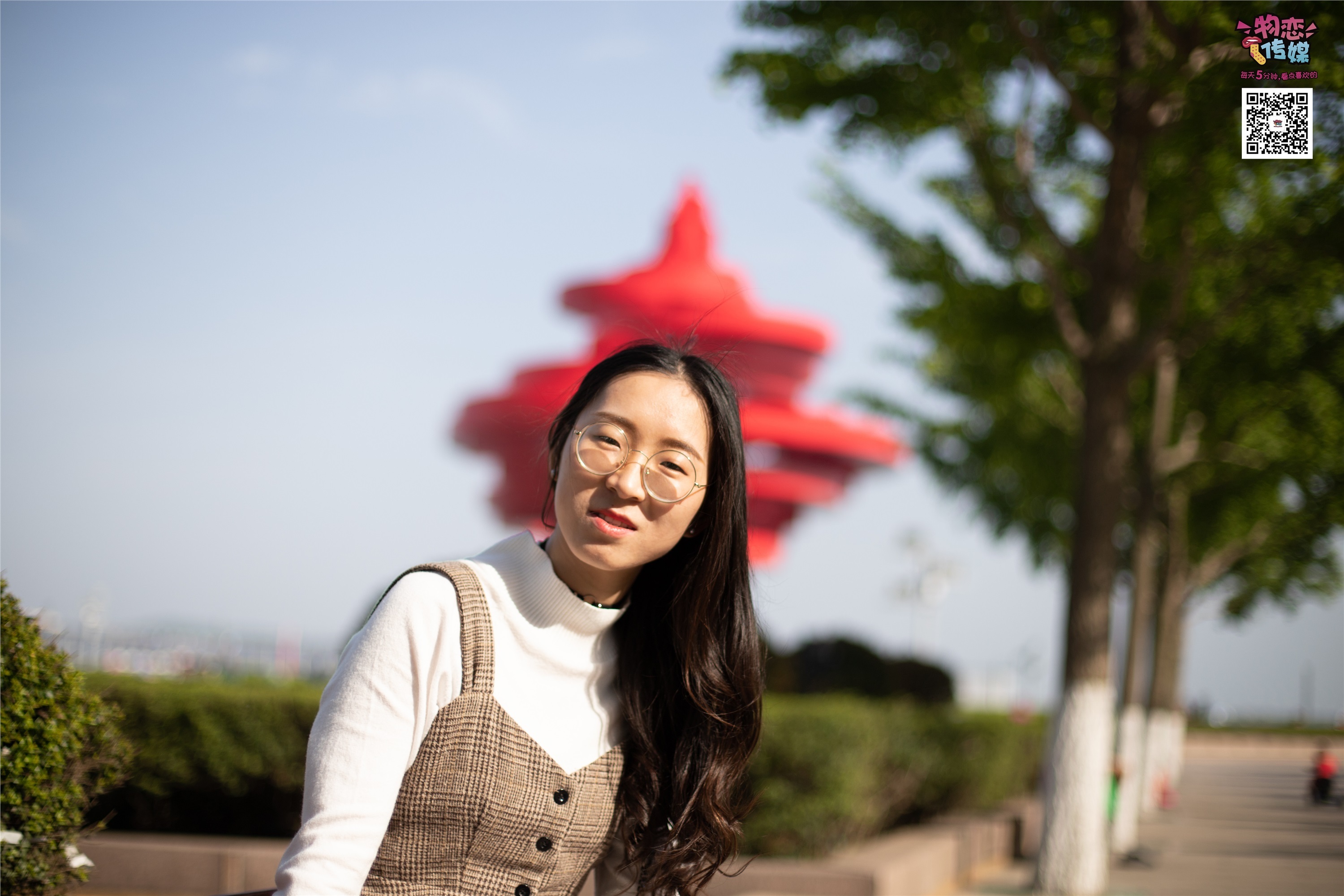 物恋传媒 No.015 书香气质女生，肉丝搭配白棉袜