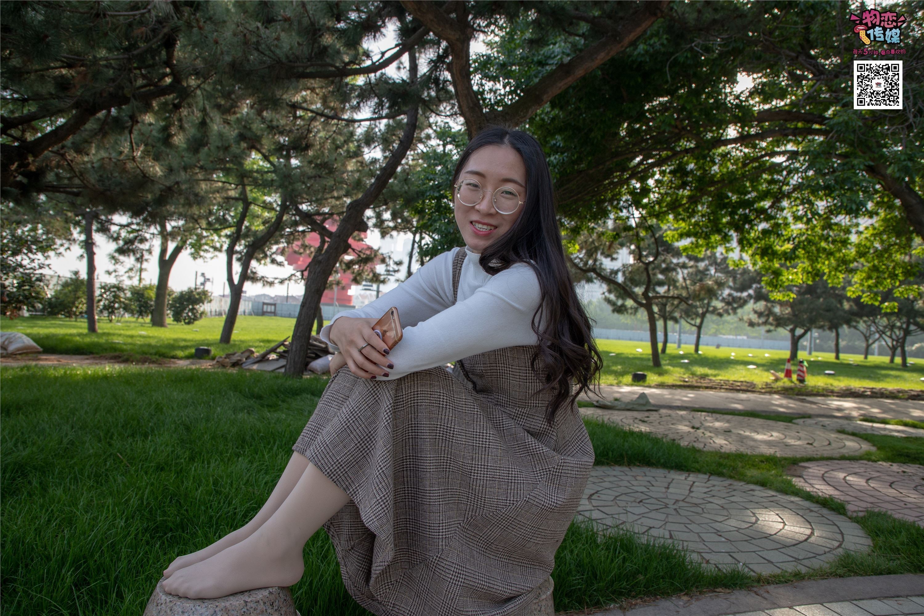 物恋传媒 No.015 书香气质女生，肉丝搭配白棉袜