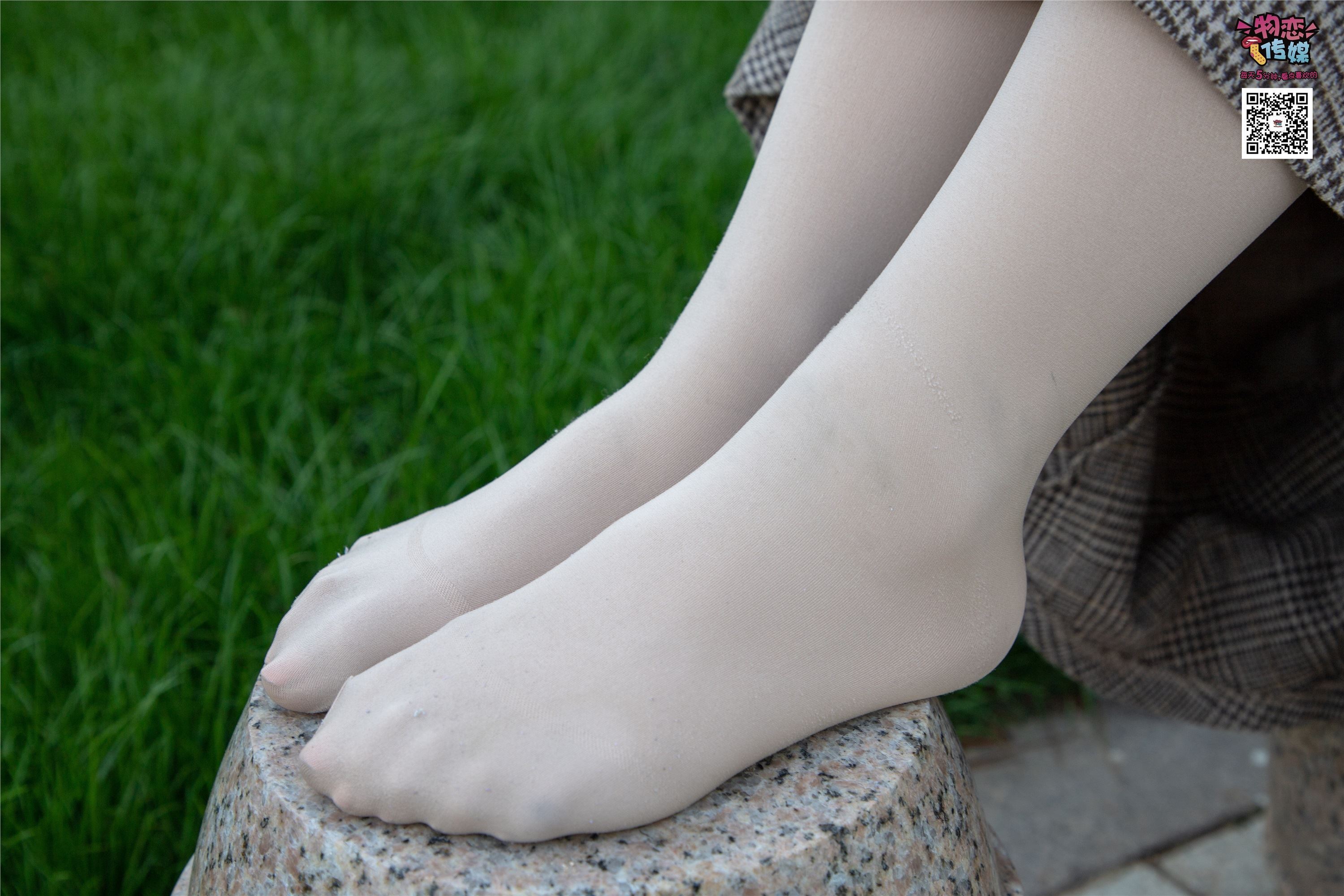 物恋传媒 No.015 书香气质女生，肉丝搭配白棉袜